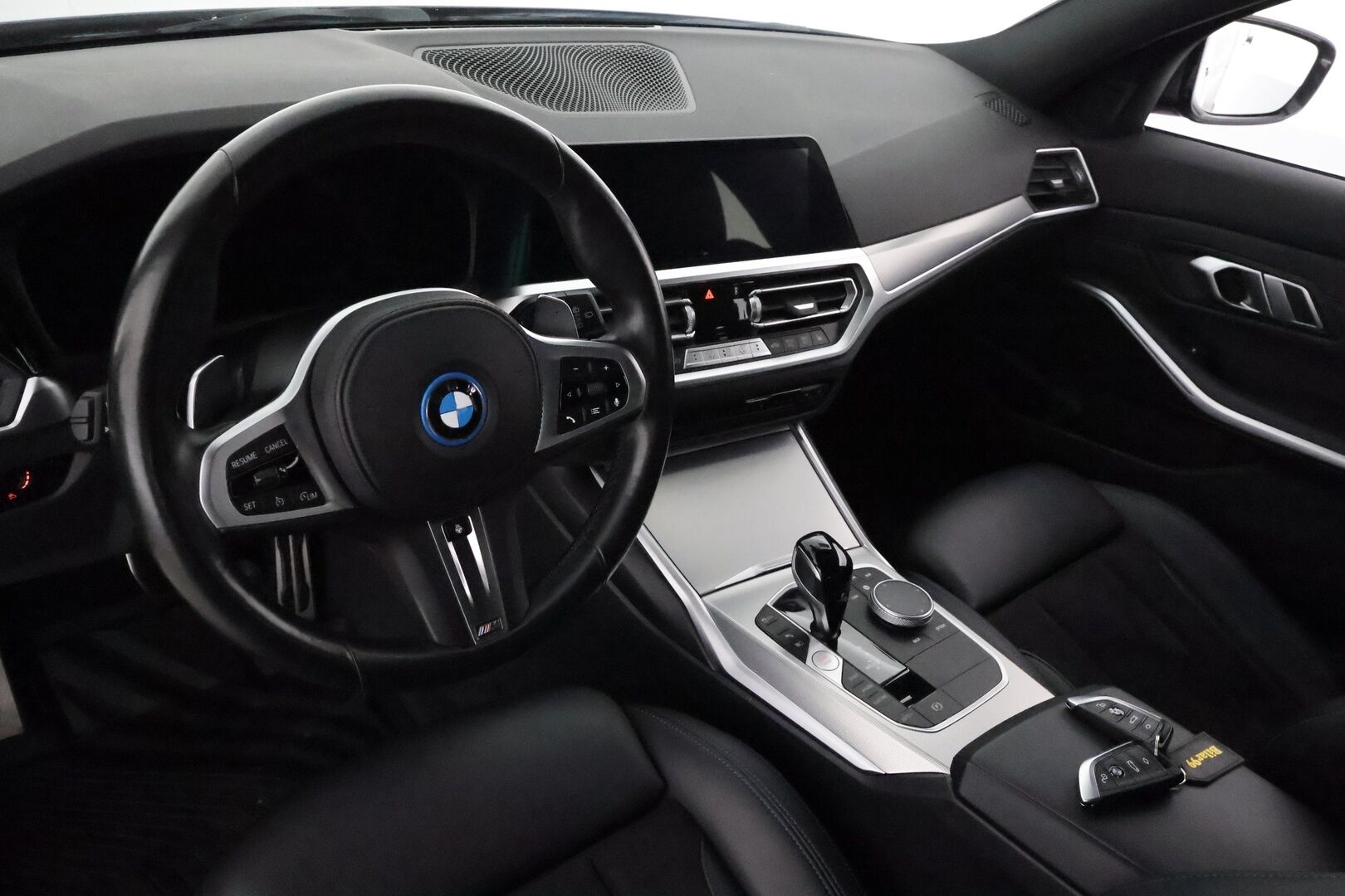 BMW 330E 2022 G21 Xdrive Steptronic M-Sport **LED-valot / HiFi / P.kamera / Sporttipenkit / Navi / Kaistavahti / Digimittaristo** - 3,99 % KORKOTARJOUS TÄHÄN AUTOON - 2x Latauskaapelit / Kahdet Renkaat