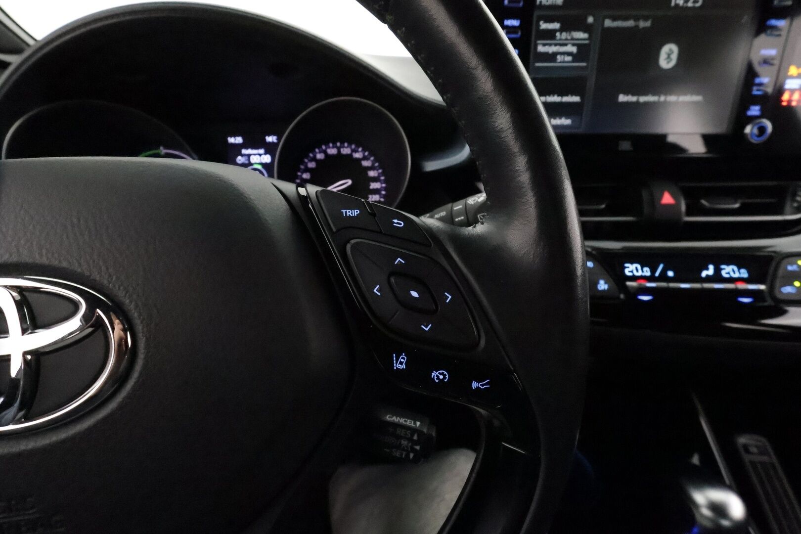 TOYOTA C-HR 2020 1.8 Hybrid X-Edition **Adapt.vakkari / JBL / P.kamera / LED / Ratinlämmitin / KeylessGo** - Kahdet renkaat aluvanteilla