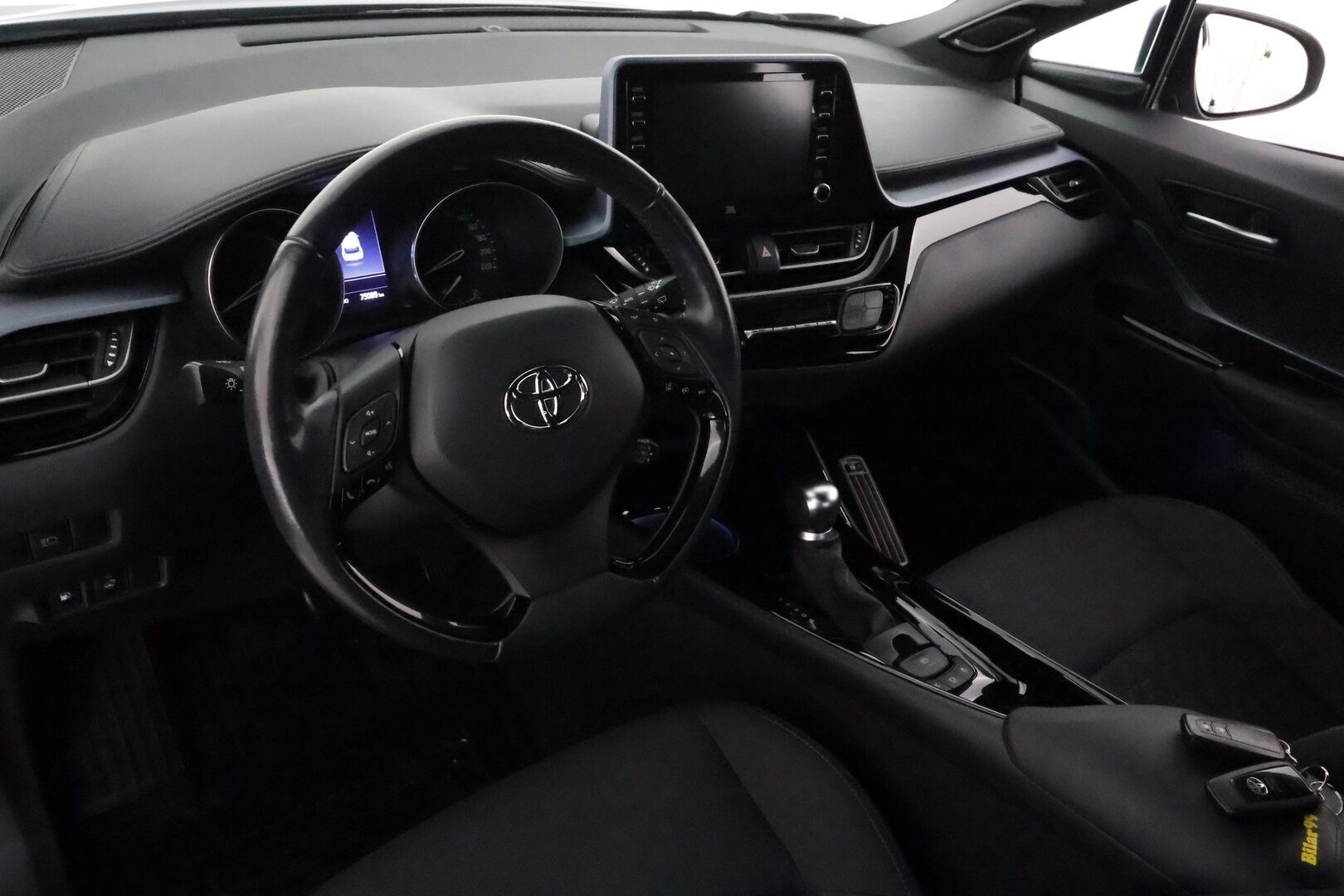 TOYOTA C-HR 2020 1.8 Hybrid X-Edition **Adapt.vakkari / JBL / P.kamera / LED / Ratinlämmitin / KeylessGo** - Kahdet renkaat aluvanteilla