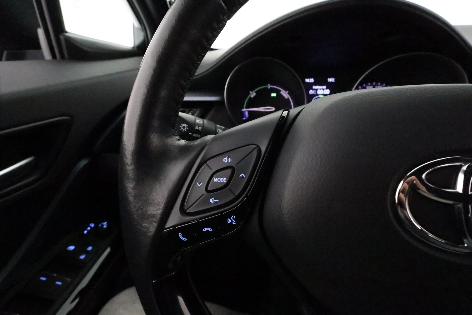 TOYOTA C-HR 2020 1.8 Hybrid X-Edition **Adapt.vakkari / JBL / P.kamera / LED / Ratinlämmitin / KeylessGo** - Kahdet renkaat aluvanteilla