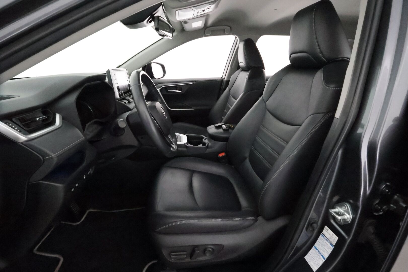 TOYOTA RAV4 2021 Hybrid 2,5 AWD-i Premium **Adapt.vakkari / Muistipenkki / P.kamera / LED / KeylessGo / Ratinlämmitin / Nahat / Koukku** - 3,99 % KORKOTARJOUS TÄHÄN AUTOON - Kahdet renkaat aluvanteilla / Merkkihuollettu