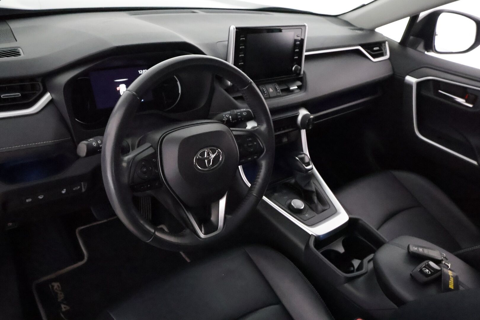 TOYOTA RAV4 2021 Hybrid 2,5 AWD-i Premium **Adapt.vakkari / Muistipenkki / P.kamera / LED / KeylessGo / Ratinlämmitin / Nahat / Koukku** - 3,99 % KORKOTARJOUS TÄHÄN AUTOON - Kahdet renkaat aluvanteilla / Merkkihuollettu