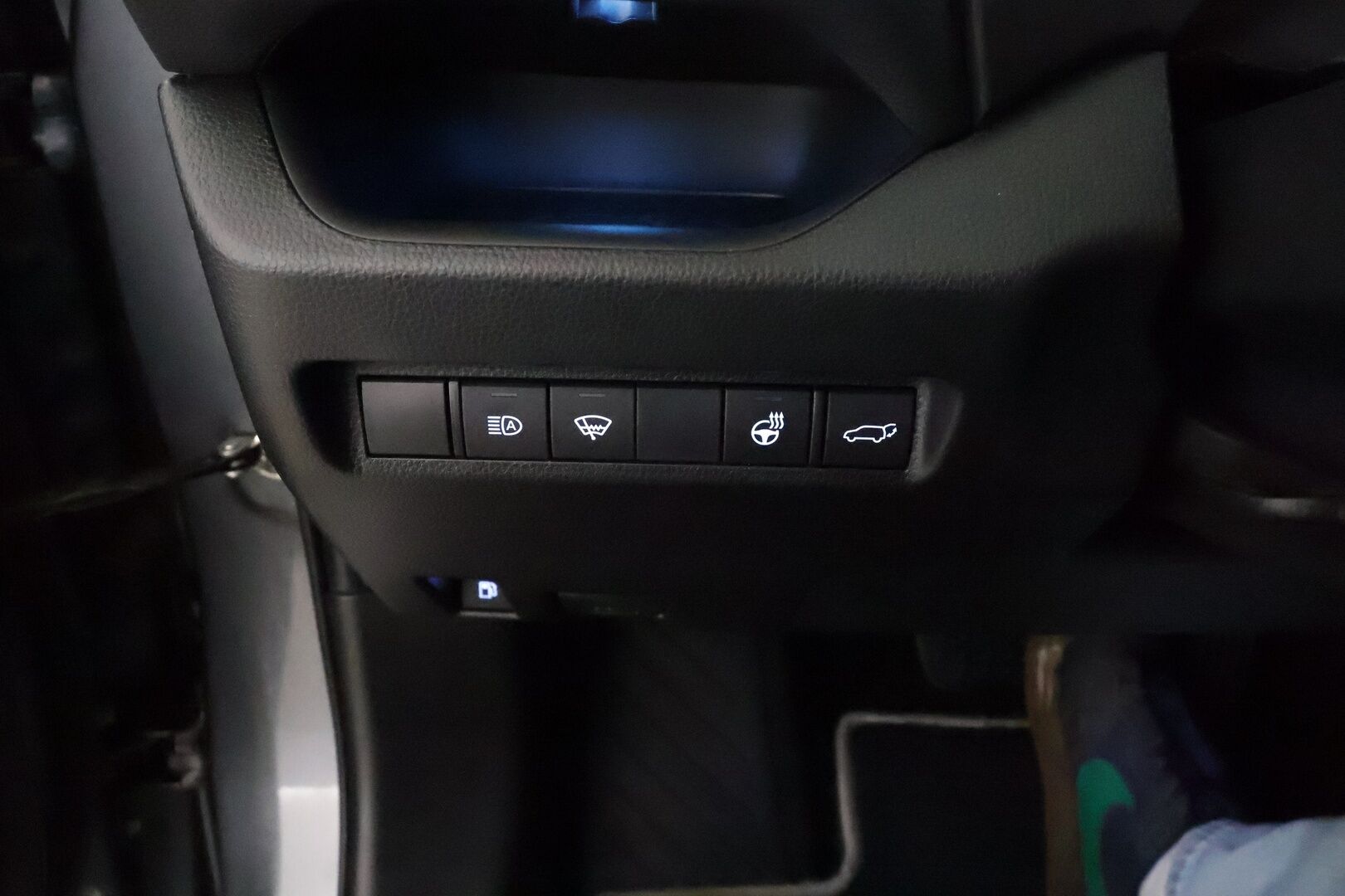 TOYOTA RAV4 2021 Hybrid 2,5 AWD-i Premium **Adapt.vakkari / Muistipenkki / P.kamera / LED / KeylessGo / Ratinlämmitin / Nahat / Koukku** - 3,99 % KORKOTARJOUS TÄHÄN AUTOON - Kahdet renkaat aluvanteilla / Merkkihuollettu