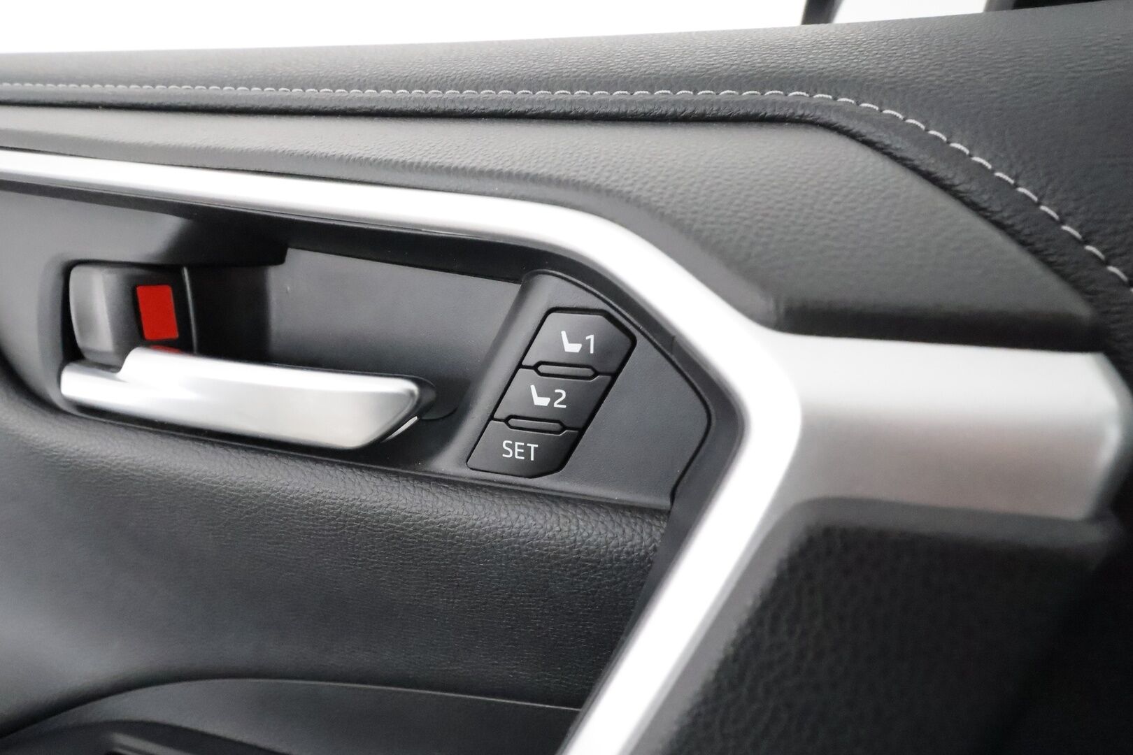 TOYOTA RAV4 2021 Hybrid 2,5 AWD-i Premium **Adapt.vakkari / Muistipenkki / P.kamera / LED / KeylessGo / Ratinlämmitin / Nahat / Koukku** - 3,99 % KORKOTARJOUS TÄHÄN AUTOON - Kahdet renkaat aluvanteilla / Merkkihuollettu