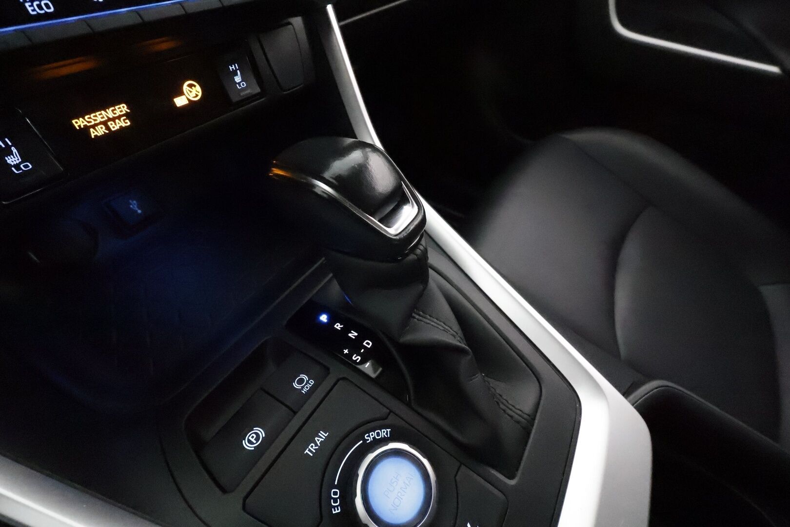 TOYOTA RAV4 2021 Hybrid 2,5 AWD-i Premium **Adapt.vakkari / Muistipenkki / P.kamera / LED / KeylessGo / Ratinlämmitin / Nahat / Koukku** - 3,99 % KORKOTARJOUS TÄHÄN AUTOON - Kahdet renkaat aluvanteilla / Merkkihuollettu