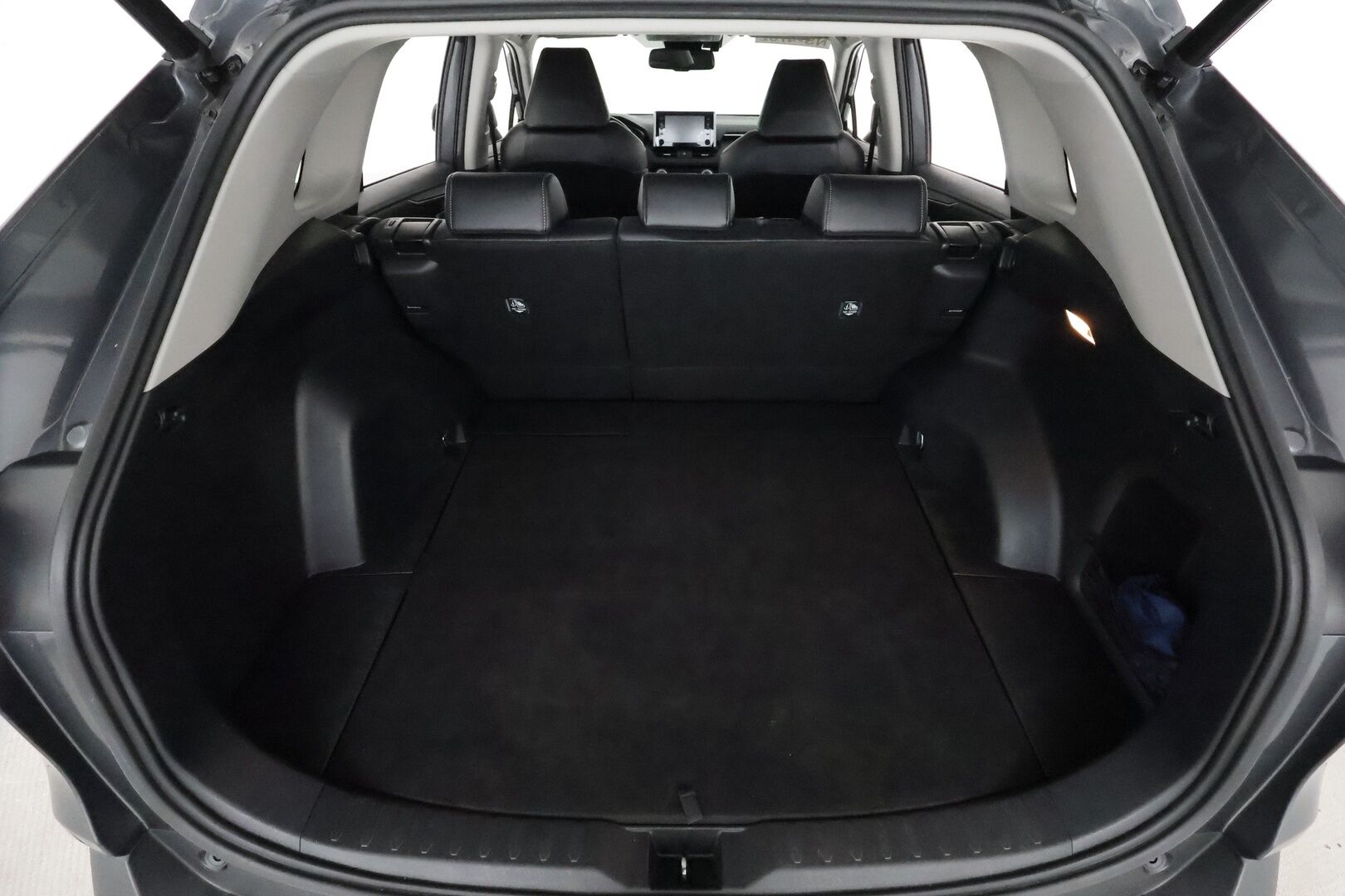 TOYOTA RAV4 2021 Hybrid 2,5 AWD-i Premium **Adapt.vakkari / Muistipenkki / P.kamera / LED / KeylessGo / Ratinlämmitin / Nahat / Koukku** - 3,99 % KORKOTARJOUS TÄHÄN AUTOON - Kahdet renkaat aluvanteilla / Merkkihuollettu