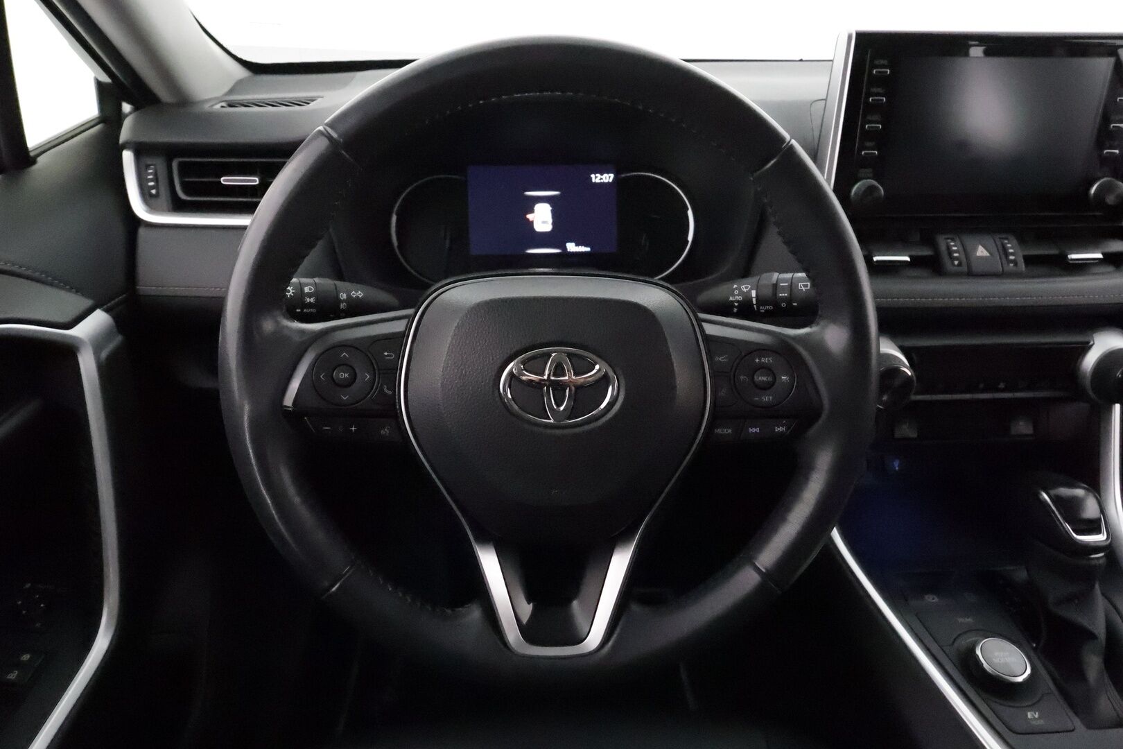 TOYOTA RAV4 2021 Hybrid 2,5 AWD-i Premium **Adapt.vakkari / Muistipenkki / P.kamera / LED / KeylessGo / Ratinlämmitin / Nahat / Koukku** - 3,99 % KORKOTARJOUS TÄHÄN AUTOON - Kahdet renkaat aluvanteilla / Merkkihuollettu
