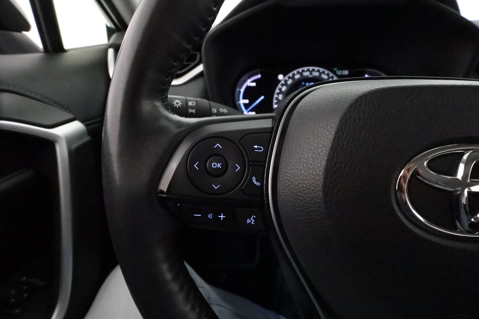TOYOTA RAV4 2021 Hybrid 2,5 AWD-i Premium **Adapt.vakkari / Muistipenkki / P.kamera / LED / KeylessGo / Ratinlämmitin / Nahat / Koukku** - 3,99 % KORKOTARJOUS TÄHÄN AUTOON - Kahdet renkaat aluvanteilla / Merkkihuollettu