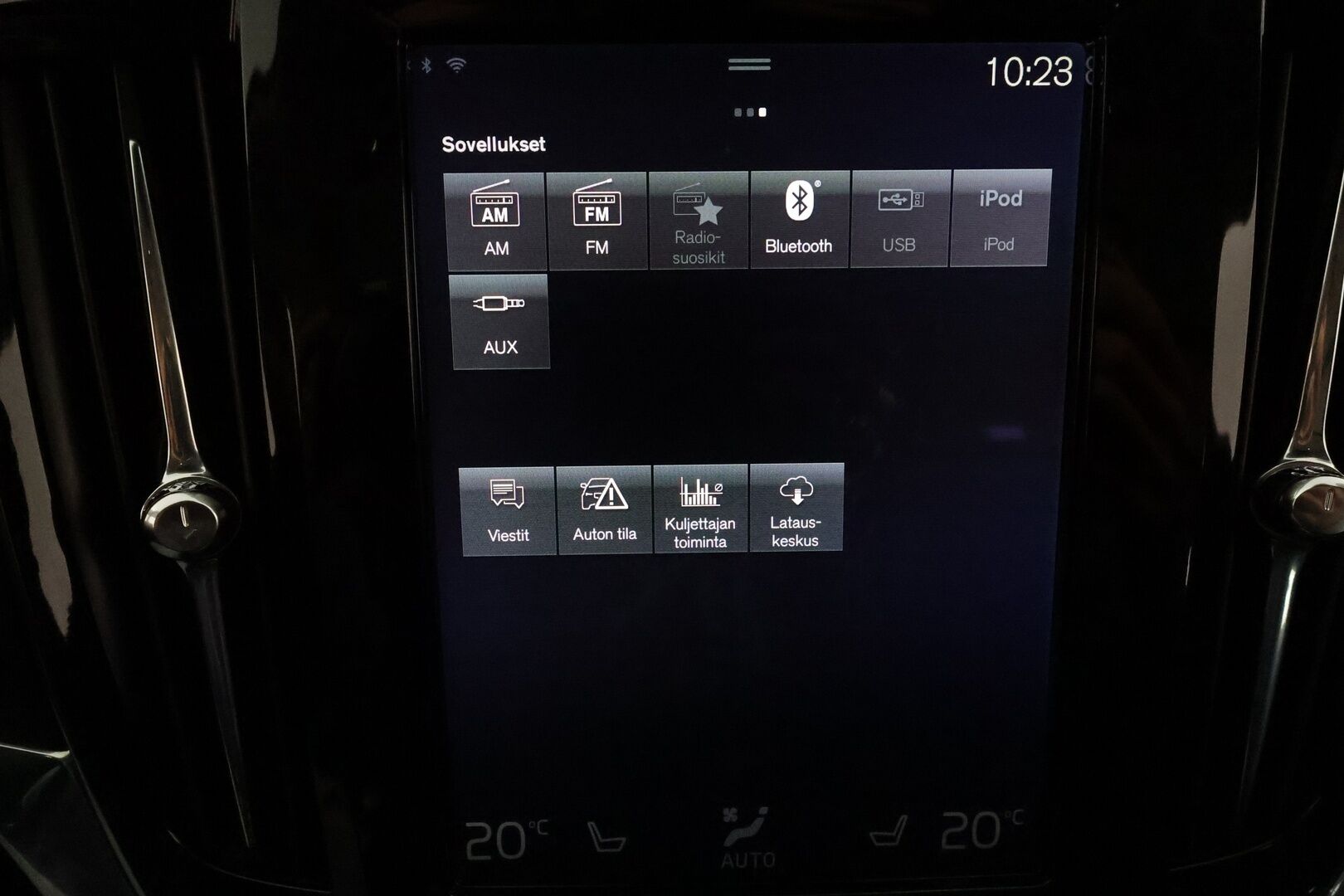 Volvo V90 CROSS COUNTRY 2017 D5 AWD Inscription Pro **Panorama / HUD / Adapt.vakkari / Koukku / Muistipenkki / Sporttinahat / P.kamera / KeylessGo** - 3,99 % KORKOTARJOUS TÄHÄN AUTOON - Webasto / Merkkihuollettu / Kahdet renkaat aluvanteilla / Digimittaristo / Park-in ja Park-out toiminto / Full LED