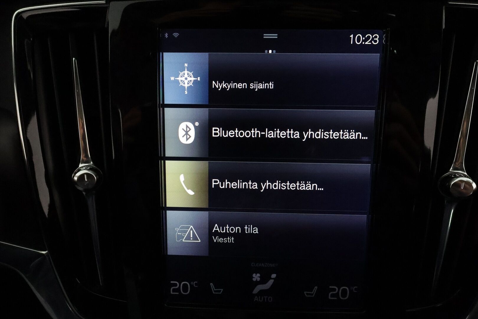 Volvo V90 CROSS COUNTRY 2017 D5 AWD Inscription Pro **Panorama / HUD / Adapt.vakkari / Koukku / Muistipenkki / Sporttinahat / P.kamera / KeylessGo** - 3,99 % KORKOTARJOUS TÄHÄN AUTOON - Webasto / Merkkihuollettu / Kahdet renkaat aluvanteilla / Digimittaristo / Park-in ja Park-out toiminto / Full LED