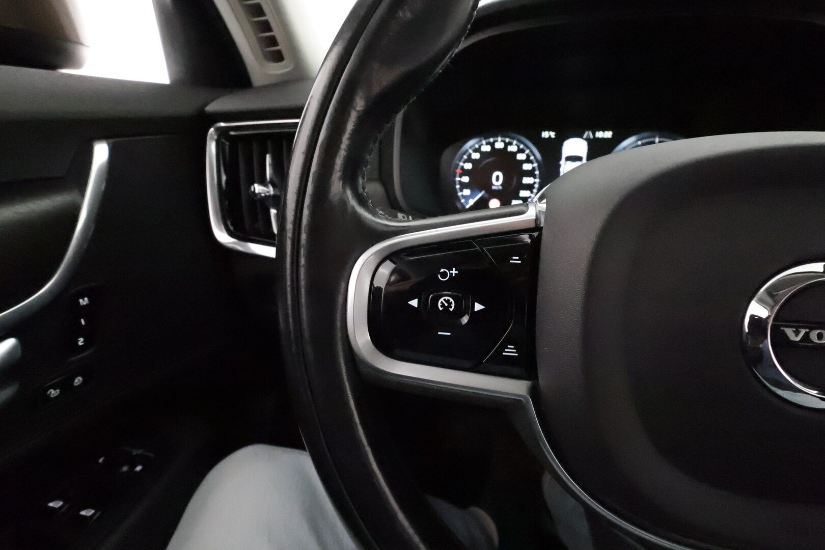 Volvo V90 CROSS COUNTRY 2017 D5 AWD Inscription Pro **Panorama / HUD / Adapt.vakkari / Koukku / Muistipenkki / Sporttinahat / P.kamera / KeylessGo** - 3,99 % KORKOTARJOUS TÄHÄN AUTOON - Webasto / Merkkihuollettu / Kahdet renkaat aluvanteilla / Digimittaristo / Park-in ja Park-out toiminto / Full LED