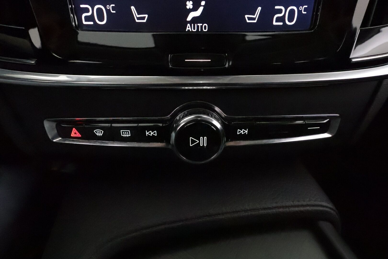 Volvo V90 CROSS COUNTRY 2017 D5 AWD Inscription Pro **Panorama / HUD / Adapt.vakkari / Koukku / Muistipenkki / Sporttinahat / P.kamera / KeylessGo** - 3,99 % KORKOTARJOUS TÄHÄN AUTOON - Webasto / Merkkihuollettu / Kahdet renkaat aluvanteilla / Digimittaristo / Park-in ja Park-out toiminto / Full LED