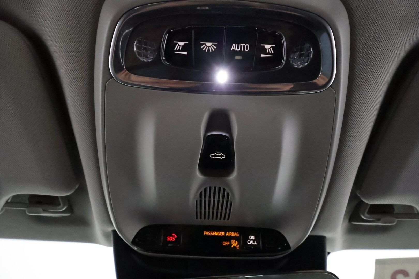 Volvo V90 CROSS COUNTRY 2017 D5 AWD Inscription Pro **Panorama / HUD / Adapt.vakkari / Koukku / Muistipenkki / Sporttinahat / P.kamera / KeylessGo** - 3,99 % KORKOTARJOUS TÄHÄN AUTOON - Webasto / Merkkihuollettu / Kahdet renkaat aluvanteilla / Digimittaristo / Park-in ja Park-out toiminto / Full LED