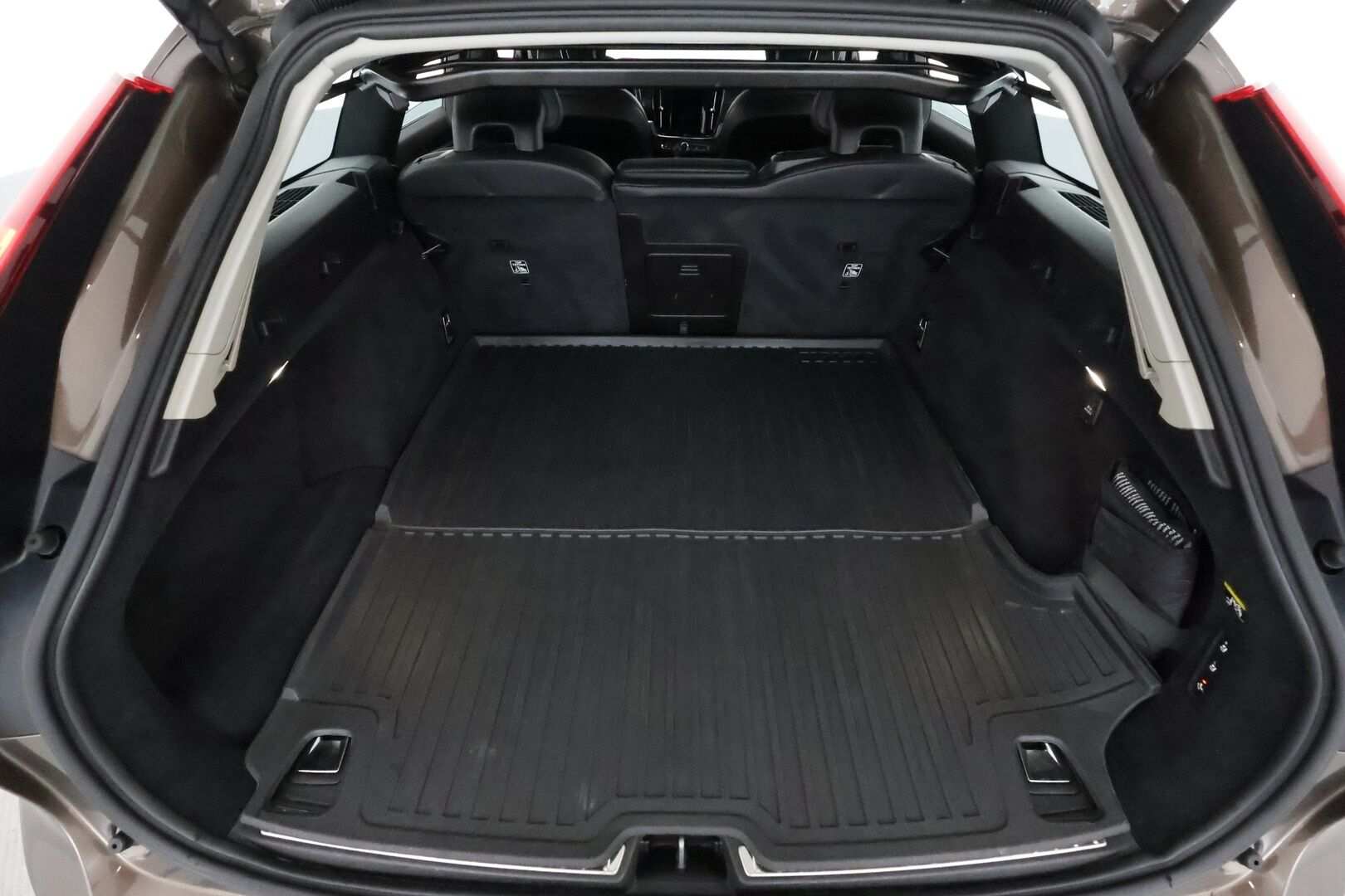 Volvo V90 CROSS COUNTRY 2017 D5 AWD Inscription Pro **Panorama / HUD / Adapt.vakkari / Koukku / Muistipenkki / Sporttinahat / P.kamera / KeylessGo** - 3,99 % KORKOTARJOUS TÄHÄN AUTOON - Webasto / Merkkihuollettu / Kahdet renkaat aluvanteilla / Digimittaristo / Park-in ja Park-out toiminto / Full LED