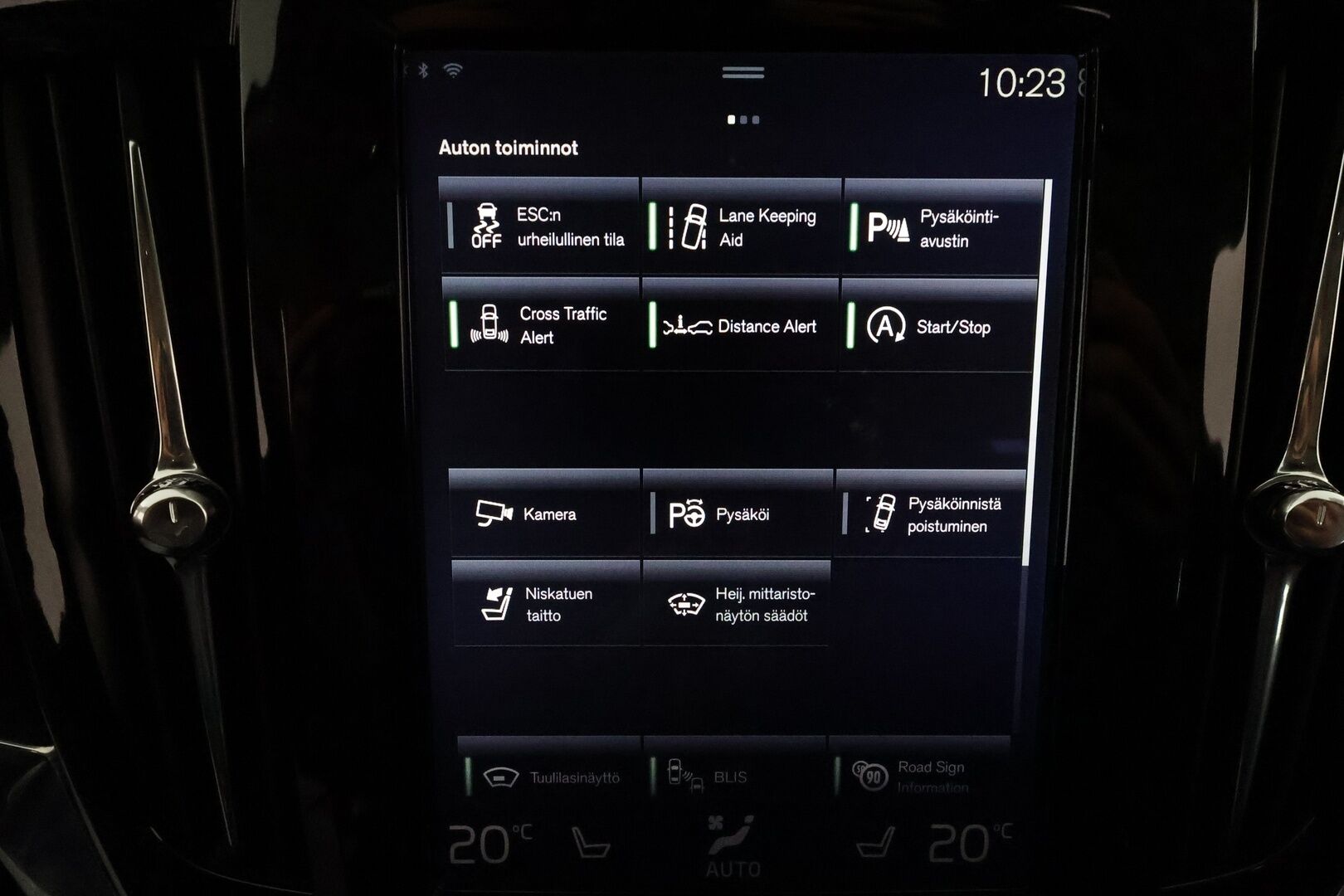 Volvo V90 CROSS COUNTRY 2017 D5 AWD Inscription Pro **Panorama / HUD / Adapt.vakkari / Koukku / Muistipenkki / Sporttinahat / P.kamera / KeylessGo** - 3,99 % KORKOTARJOUS TÄHÄN AUTOON - Webasto / Merkkihuollettu / Kahdet renkaat aluvanteilla / Digimittaristo / Park-in ja Park-out toiminto / Full LED