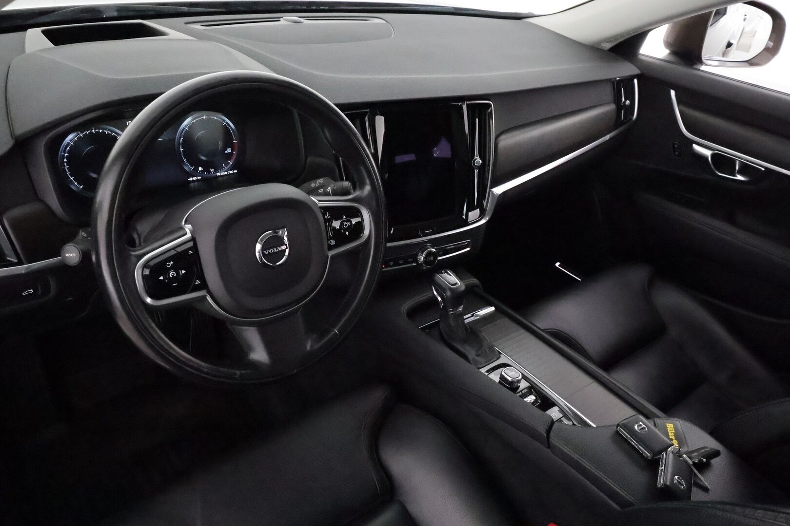 Volvo V90 CROSS COUNTRY 2017 D5 AWD Inscription Pro **Panorama / HUD / Adapt.vakkari / Koukku / Muistipenkki / Sporttinahat / P.kamera / KeylessGo** - 3,99 % KORKOTARJOUS TÄHÄN AUTOON - Webasto / Merkkihuollettu / Kahdet renkaat aluvanteilla / Digimittaristo / Park-in ja Park-out toiminto / Full LED