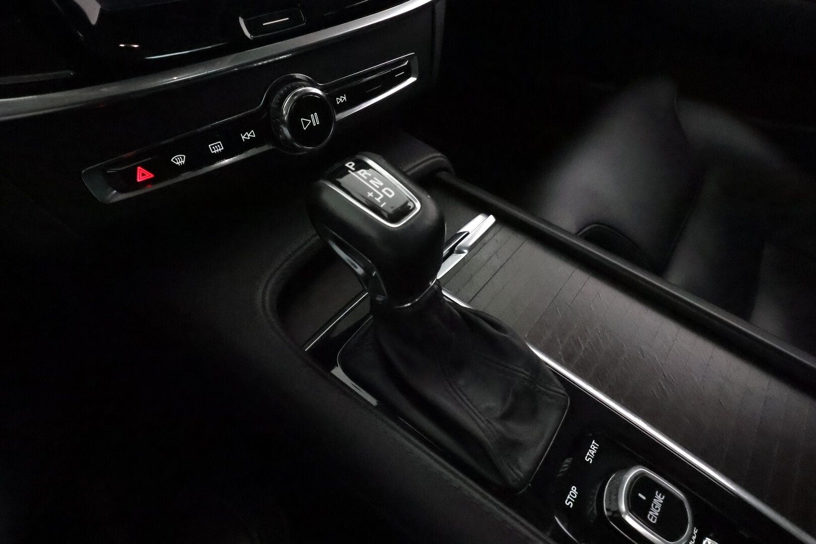 Volvo V90 CROSS COUNTRY 2017 D5 AWD Inscription Pro **Panorama / HUD / Adapt.vakkari / Koukku / Muistipenkki / Sporttinahat / P.kamera / KeylessGo** - Webasto / Merkkihuollettu / Kahdet renkaat aluvanteilla / Digimittaristo / Park-in ja Park-out toiminto / Full LED