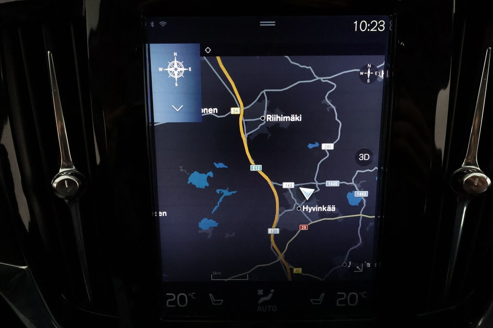 Volvo V90 CROSS COUNTRY 2017 D5 AWD Inscription Pro **Panorama / HUD / Adapt.vakkari / Koukku / Muistipenkki / Sporttinahat / P.kamera / KeylessGo** - 3,99 % KORKOTARJOUS TÄHÄN AUTOON - Webasto / Merkkihuollettu / Kahdet renkaat aluvanteilla / Digimittaristo / Park-in ja Park-out toiminto / Full LED