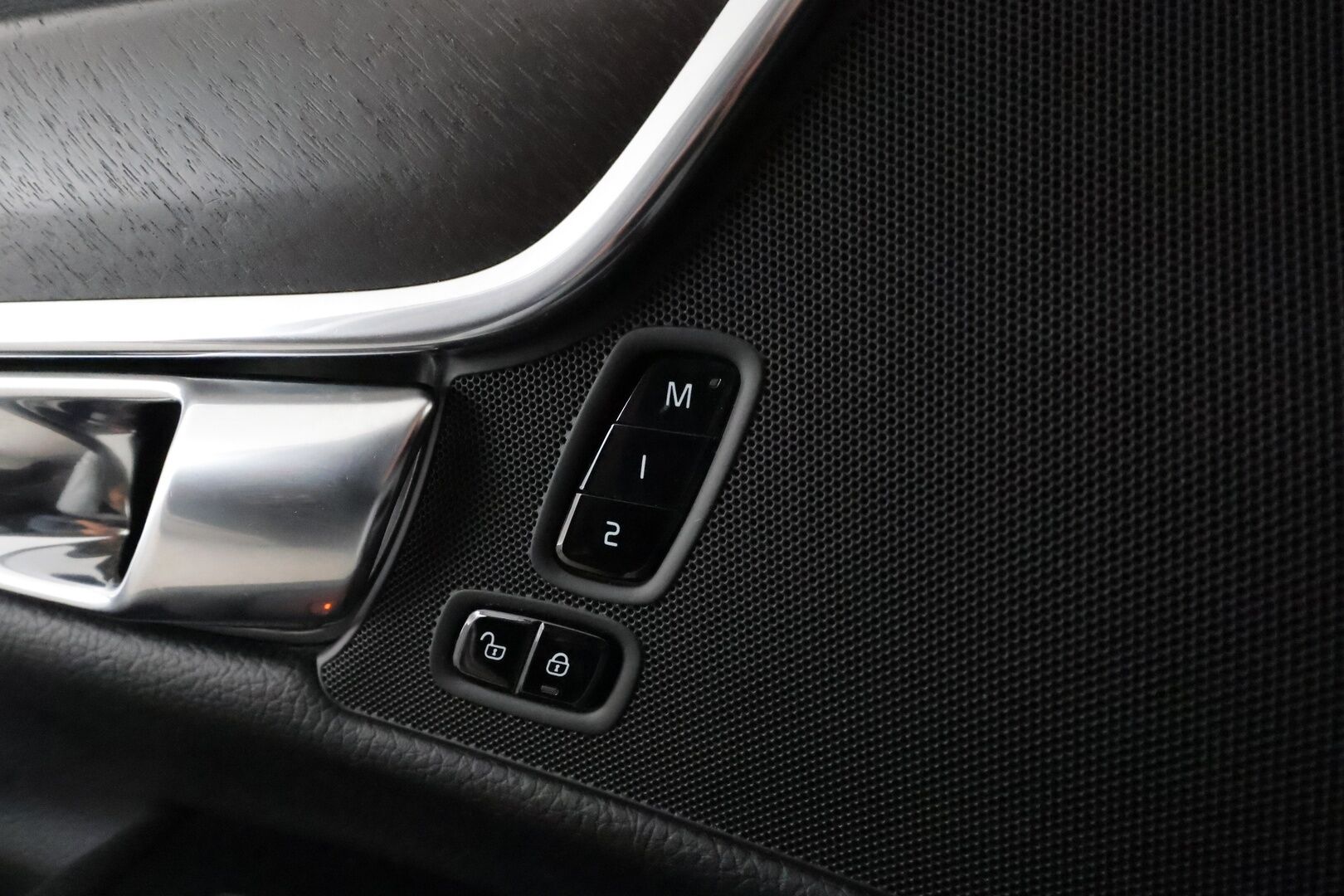 Volvo V90 CROSS COUNTRY 2017 D5 AWD Inscription Pro **Panorama / HUD / Adapt.vakkari / Koukku / Muistipenkki / Sporttinahat / P.kamera / KeylessGo** - 3,99 % KORKOTARJOUS TÄHÄN AUTOON - Webasto / Merkkihuollettu / Kahdet renkaat aluvanteilla / Digimittaristo / Park-in ja Park-out toiminto / Full LED