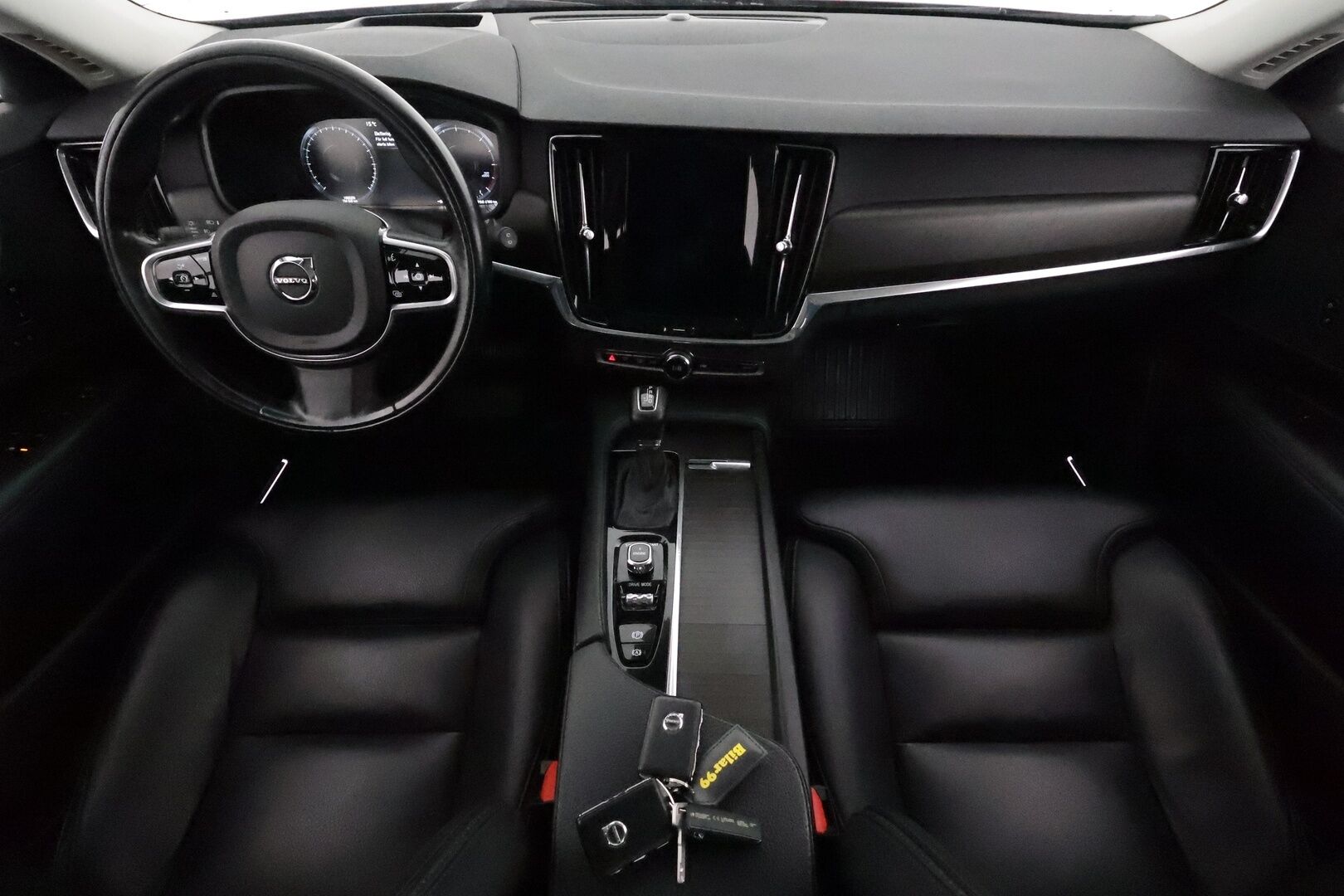 Volvo V90 CROSS COUNTRY 2017 D5 AWD Inscription Pro **Panorama / HUD / Adapt.vakkari / Koukku / Muistipenkki / Sporttinahat / P.kamera / KeylessGo** - 3,99 % KORKOTARJOUS TÄHÄN AUTOON - Webasto / Merkkihuollettu / Kahdet renkaat aluvanteilla / Digimittaristo / Park-in ja Park-out toiminto / Full LED