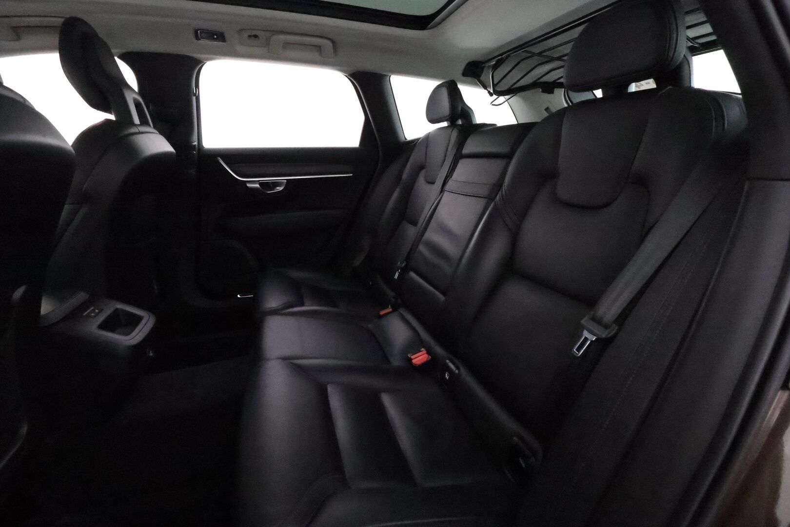 Volvo V90 CROSS COUNTRY 2017 D5 AWD Inscription Pro **Panorama / HUD / Adapt.vakkari / Koukku / Muistipenkki / Sporttinahat / P.kamera / KeylessGo** - 3,99 % KORKOTARJOUS TÄHÄN AUTOON - Webasto / Merkkihuollettu / Kahdet renkaat aluvanteilla / Digimittaristo / Park-in ja Park-out toiminto / Full LED