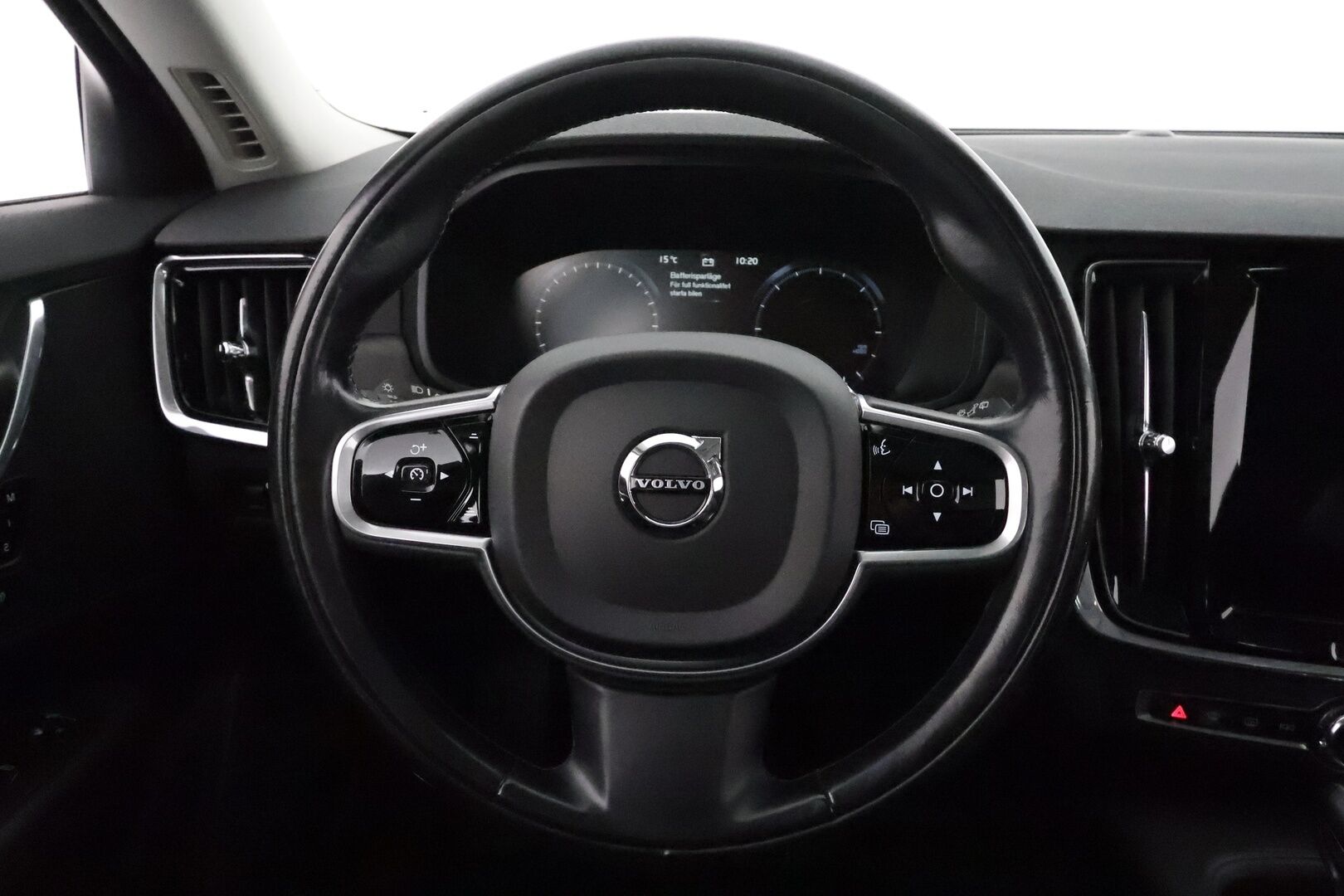Volvo V90 CROSS COUNTRY 2017 D5 AWD Inscription Pro **Panorama / HUD / Adapt.vakkari / Koukku / Muistipenkki / Sporttinahat / P.kamera / KeylessGo** - 3,99 % KORKOTARJOUS TÄHÄN AUTOON - Webasto / Merkkihuollettu / Kahdet renkaat aluvanteilla / Digimittaristo / Park-in ja Park-out toiminto / Full LED
