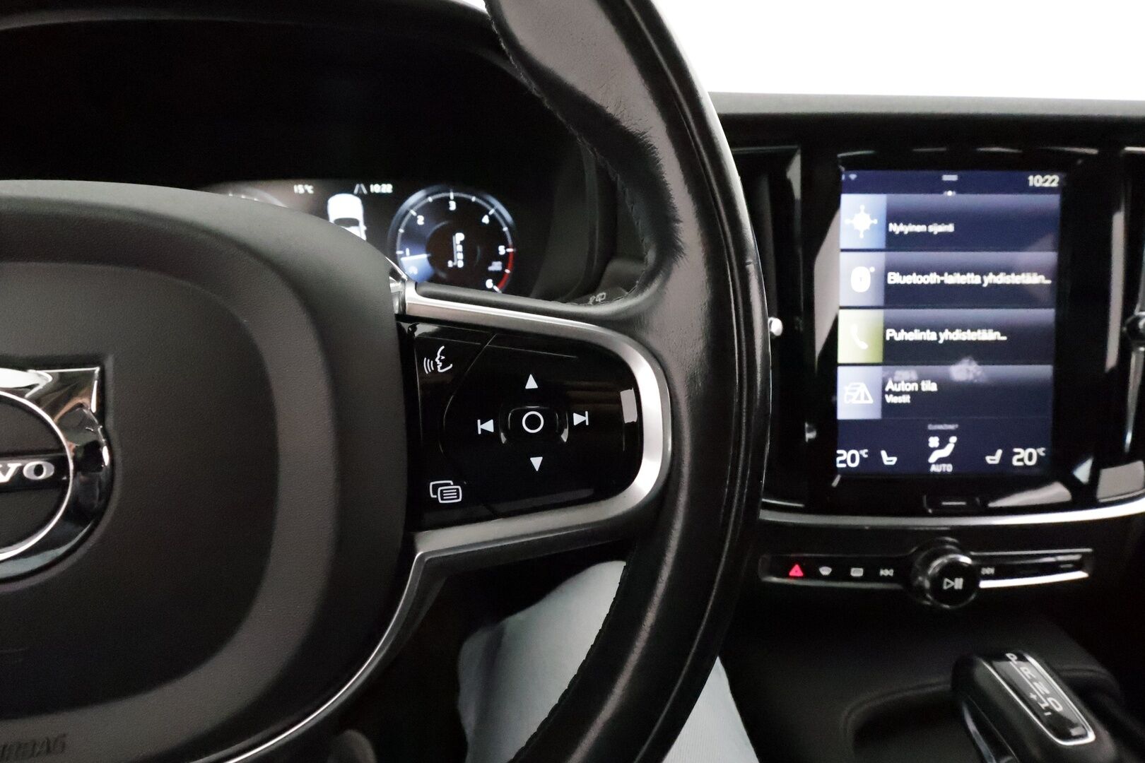 Volvo V90 CROSS COUNTRY 2017 D5 AWD Inscription Pro **Panorama / HUD / Adapt.vakkari / Koukku / Muistipenkki / Sporttinahat / P.kamera / KeylessGo** - Webasto / Merkkihuollettu / Kahdet renkaat aluvanteilla / Digimittaristo / Park-in ja Park-out toiminto / Full LED