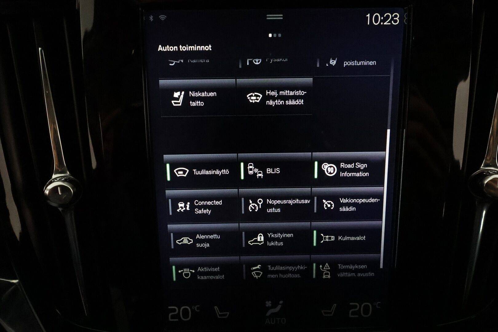 Volvo V90 CROSS COUNTRY 2017 D5 AWD Inscription Pro **Panorama / HUD / Adapt.vakkari / Koukku / Muistipenkki / Sporttinahat / P.kamera / KeylessGo** - 3,99 % KORKOTARJOUS TÄHÄN AUTOON - Webasto / Merkkihuollettu / Kahdet renkaat aluvanteilla / Digimittaristo / Park-in ja Park-out toiminto / Full LED