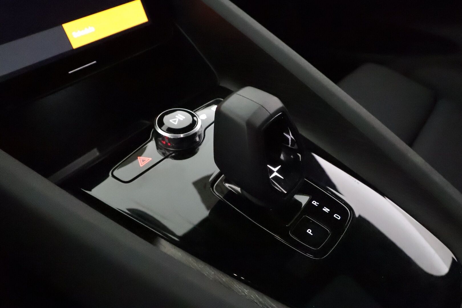POLESTAR 2 2022 Long Range Dual Motor **Lämpöpumppu / Adapt.vakkari / H&K / Pilot&Plus / Muistipenkki / Pixel LED / Lasikatto / Koukku** - Kahdet renkaat aluvanteilla / Merkkihuollettu