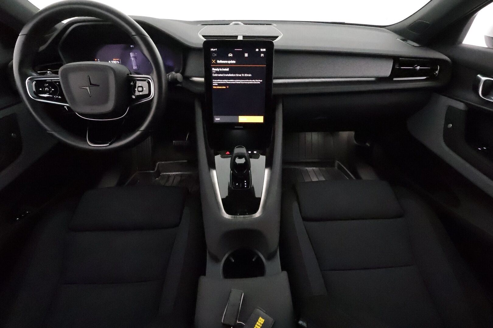 POLESTAR 2 2022 Long Range Dual Motor **Lämpöpumppu / Adapt.vakkari / H&K / Pilot&Plus / Muistipenkki / Pixel LED / Lasikatto / Koukku** - Kahdet renkaat aluvanteilla / Merkkihuollettu