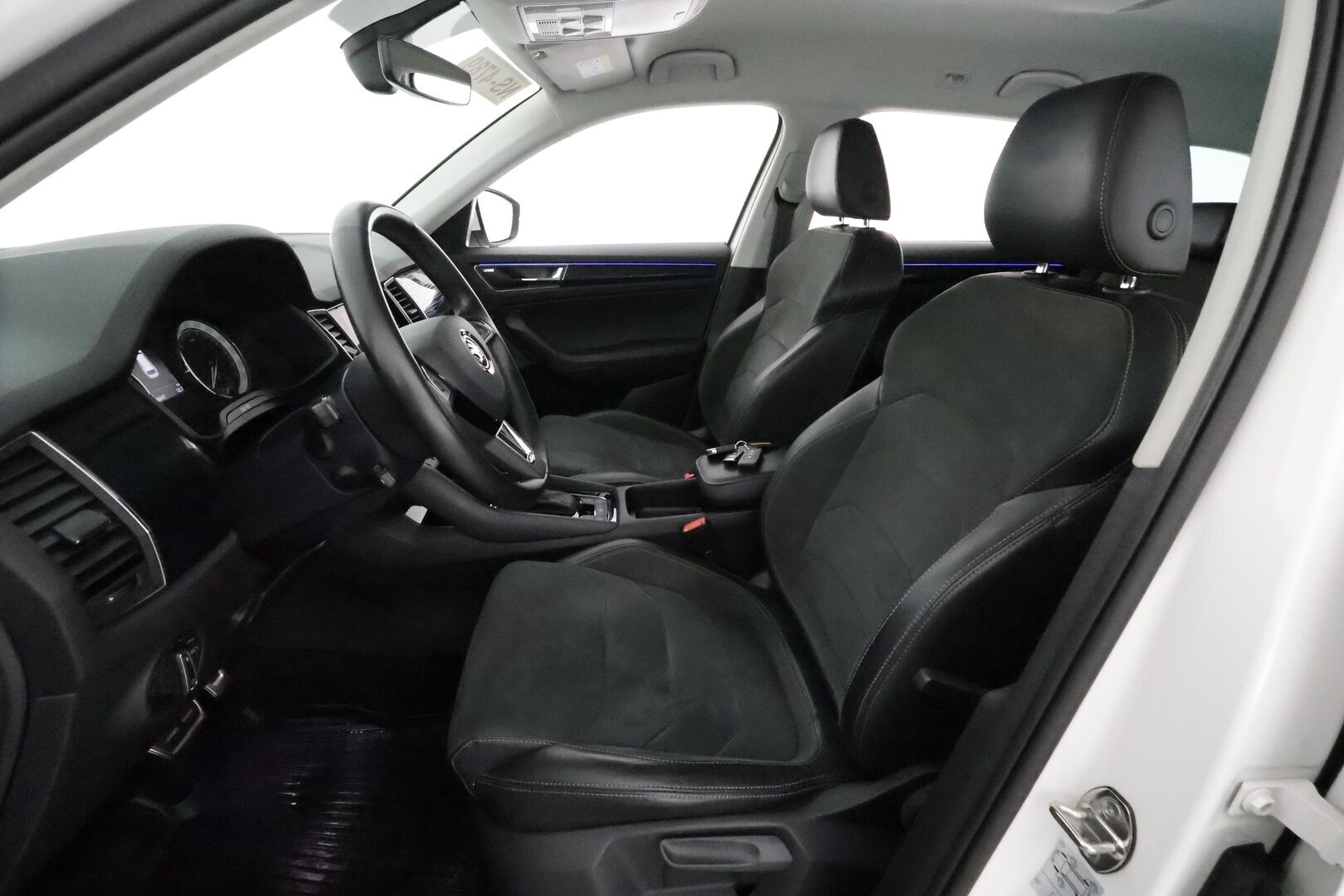 SKODA KODIAQ 2020 2.0 TSI 4x4 BusinessLine *Webasto / Koukku / Canton / ACC / LED-valot / P.kamera / Navi / Keyless* - 3,99 % KORKOTARJOUS TÄHÄN AUTOON - Merkkihuollettu / Kahdet renkaat alumiinivanteilla