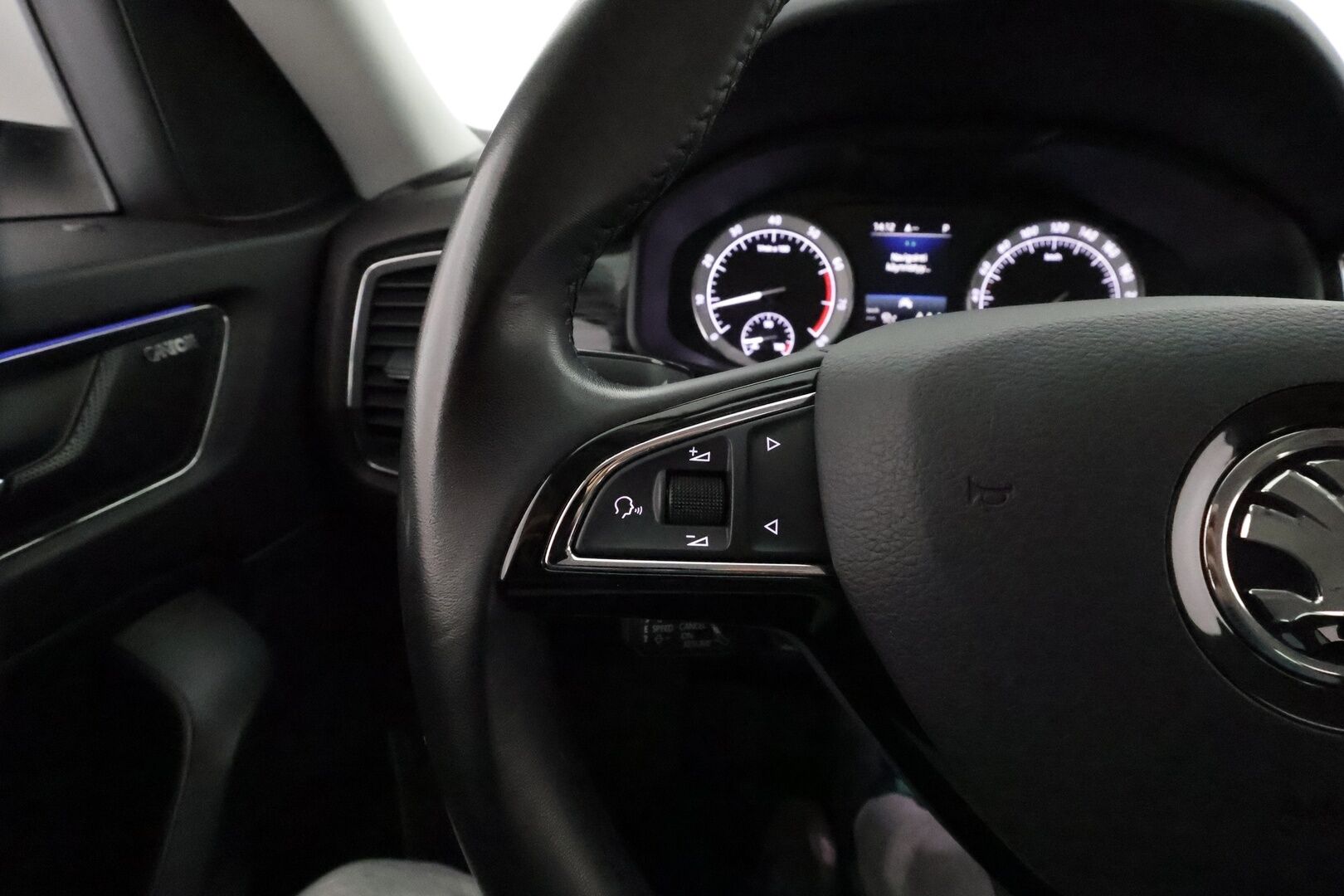 SKODA KODIAQ 2020 2.0 TSI 4x4 BusinessLine *Webasto / Koukku / Canton / ACC / LED-valot / P.kamera / Navi / Keyless* - 3,99 % KORKOTARJOUS TÄHÄN AUTOON - Merkkihuollettu / Kahdet renkaat alumiinivanteilla