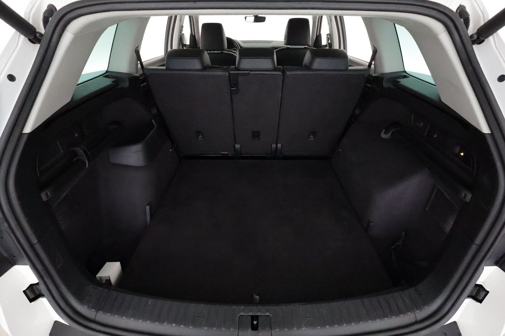SKODA KODIAQ 2020 2.0 TSI 4x4 BusinessLine *Webasto / Koukku / Canton / ACC / LED-valot / P.kamera / Navi / Keyless* - 3,99 % KORKOTARJOUS TÄHÄN AUTOON - Merkkihuollettu / Kahdet renkaat alumiinivanteilla