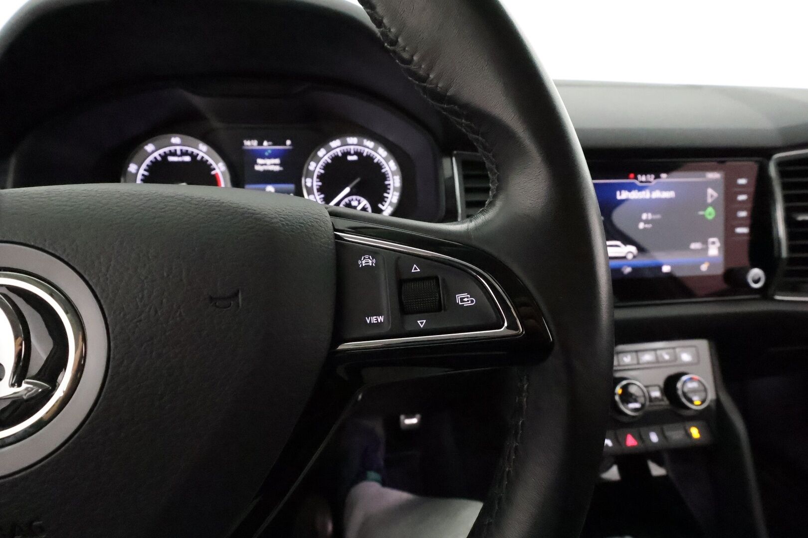 SKODA KODIAQ 2020 2.0 TSI 4x4 BusinessLine *Webasto / Koukku / Canton / ACC / LED-valot / P.kamera / Navi / Keyless* - 3,99 % KORKOTARJOUS TÄHÄN AUTOON - Merkkihuollettu / Kahdet renkaat alumiinivanteilla
