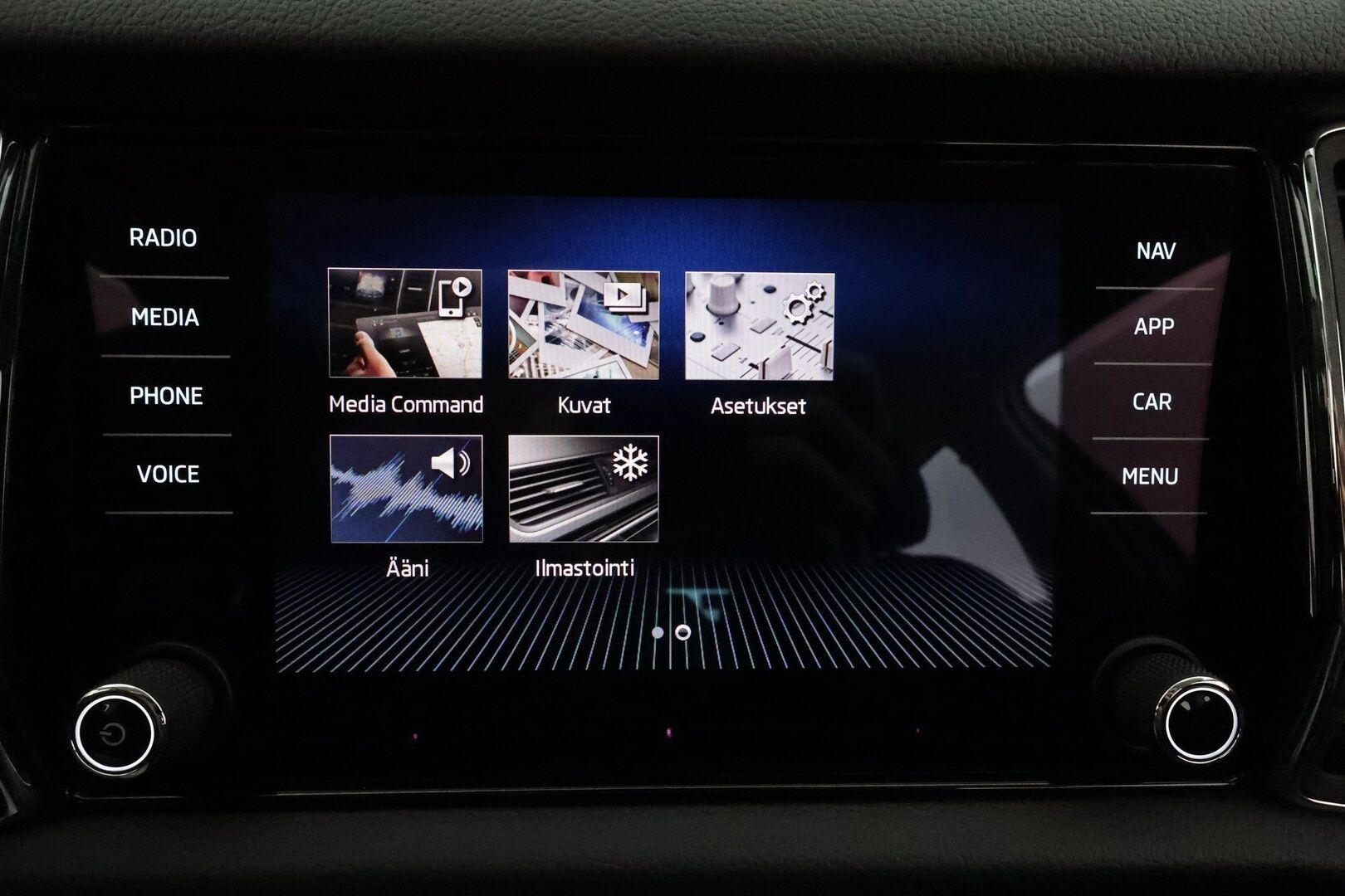 SKODA KODIAQ 2020 2.0 TSI 4x4 BusinessLine *Webasto / Koukku / Canton / ACC / LED-valot / P.kamera / Navi / Keyless* - 3,99 % KORKOTARJOUS TÄHÄN AUTOON - Merkkihuollettu / Kahdet renkaat alumiinivanteilla