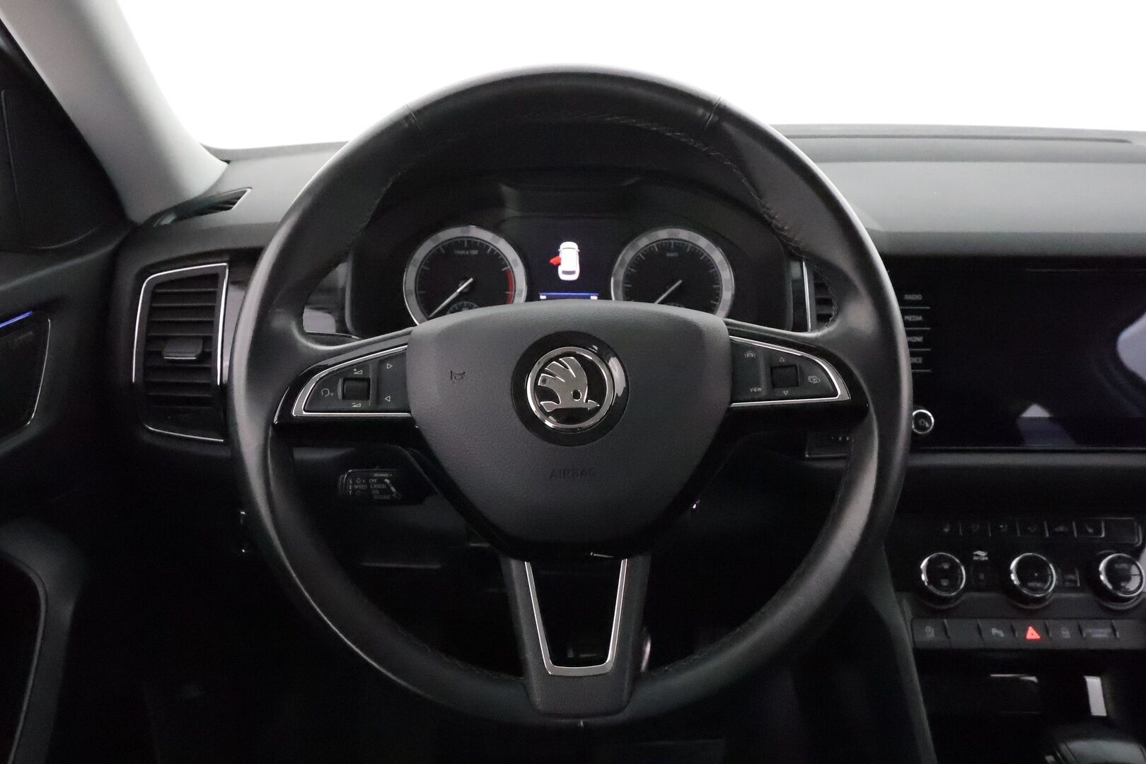 SKODA KODIAQ 2020 2.0 TSI 4x4 BusinessLine *Webasto / Koukku / Canton / ACC / LED-valot / P.kamera / Navi / Keyless* - 3,99 % KORKOTARJOUS TÄHÄN AUTOON - Merkkihuollettu / Kahdet renkaat alumiinivanteilla