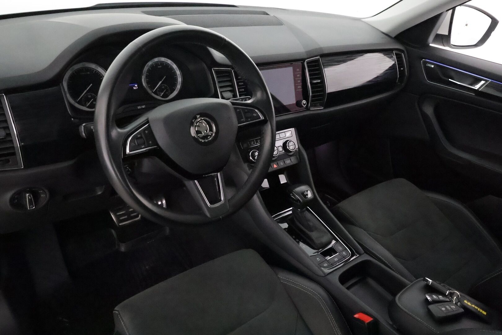 SKODA KODIAQ 2020 2.0 TSI 4x4 BusinessLine *Webasto / Koukku / Canton / ACC / LED-valot / P.kamera / Navi / Keyless* - 3,99 % KORKOTARJOUS TÄHÄN AUTOON - Merkkihuollettu / Kahdet renkaat alumiinivanteilla