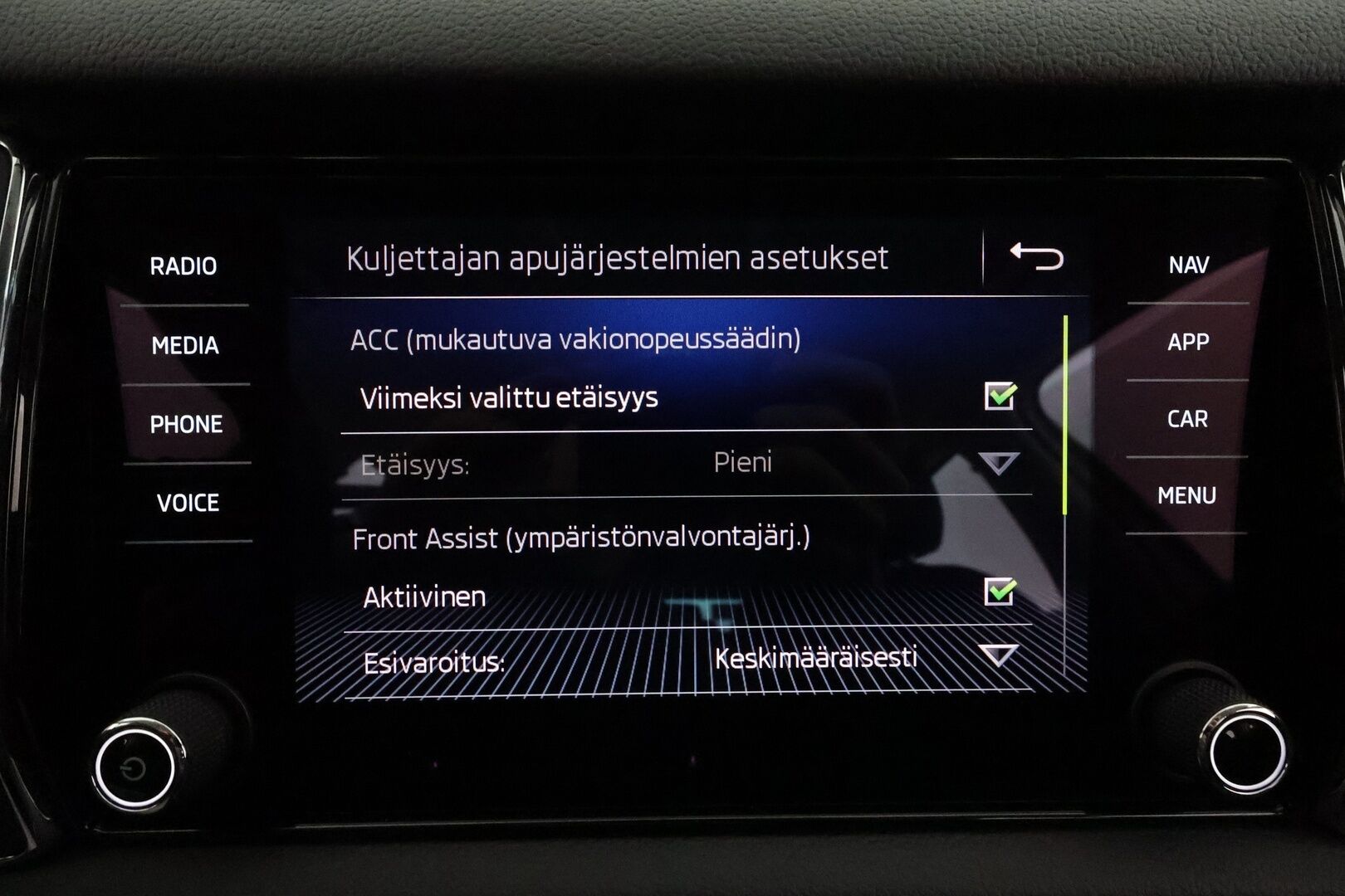 SKODA KODIAQ 2020 2.0 TSI 4x4 BusinessLine *Webasto / Koukku / Canton / ACC / LED-valot / P.kamera / Navi / Keyless* - 3,99 % KORKOTARJOUS TÄHÄN AUTOON - Merkkihuollettu / Kahdet renkaat alumiinivanteilla