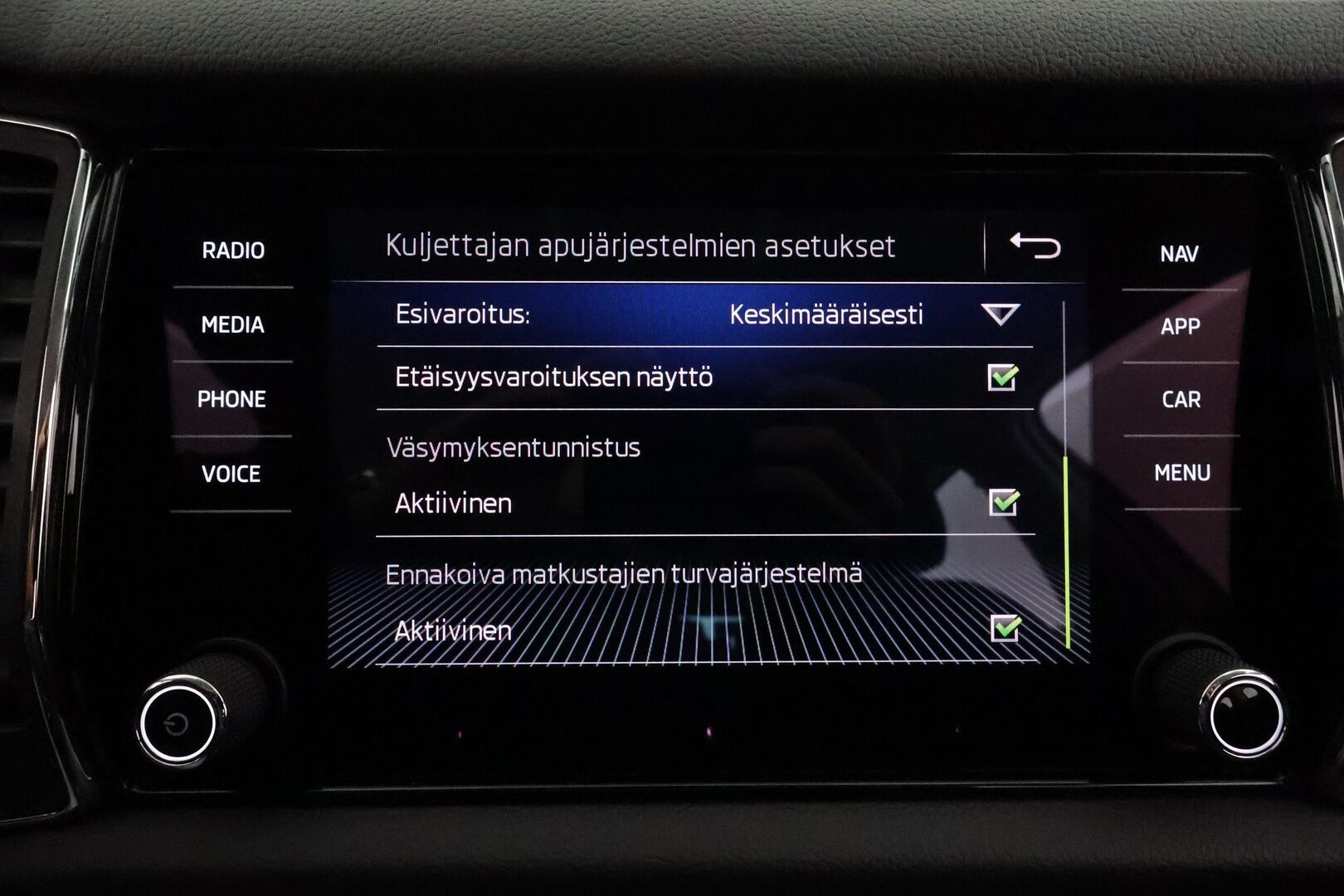 SKODA KODIAQ 2020 2.0 TSI 4x4 BusinessLine *Webasto / Koukku / Canton / ACC / LED-valot / P.kamera / Navi / Keyless* - 3,99 % KORKOTARJOUS TÄHÄN AUTOON - Merkkihuollettu / Kahdet renkaat alumiinivanteilla
