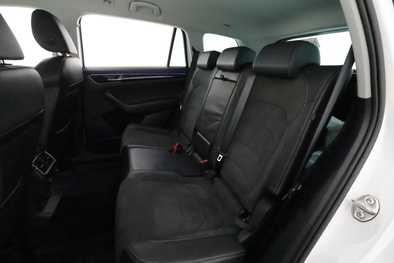 SKODA KODIAQ 2020 2.0 TSI 4x4 BusinessLine *Webasto / Koukku / Canton / ACC / LED-valot / P.kamera / Navi / Keyless* - 3,99 % KORKOTARJOUS TÄHÄN AUTOON - Merkkihuollettu / Kahdet renkaat alumiinivanteilla