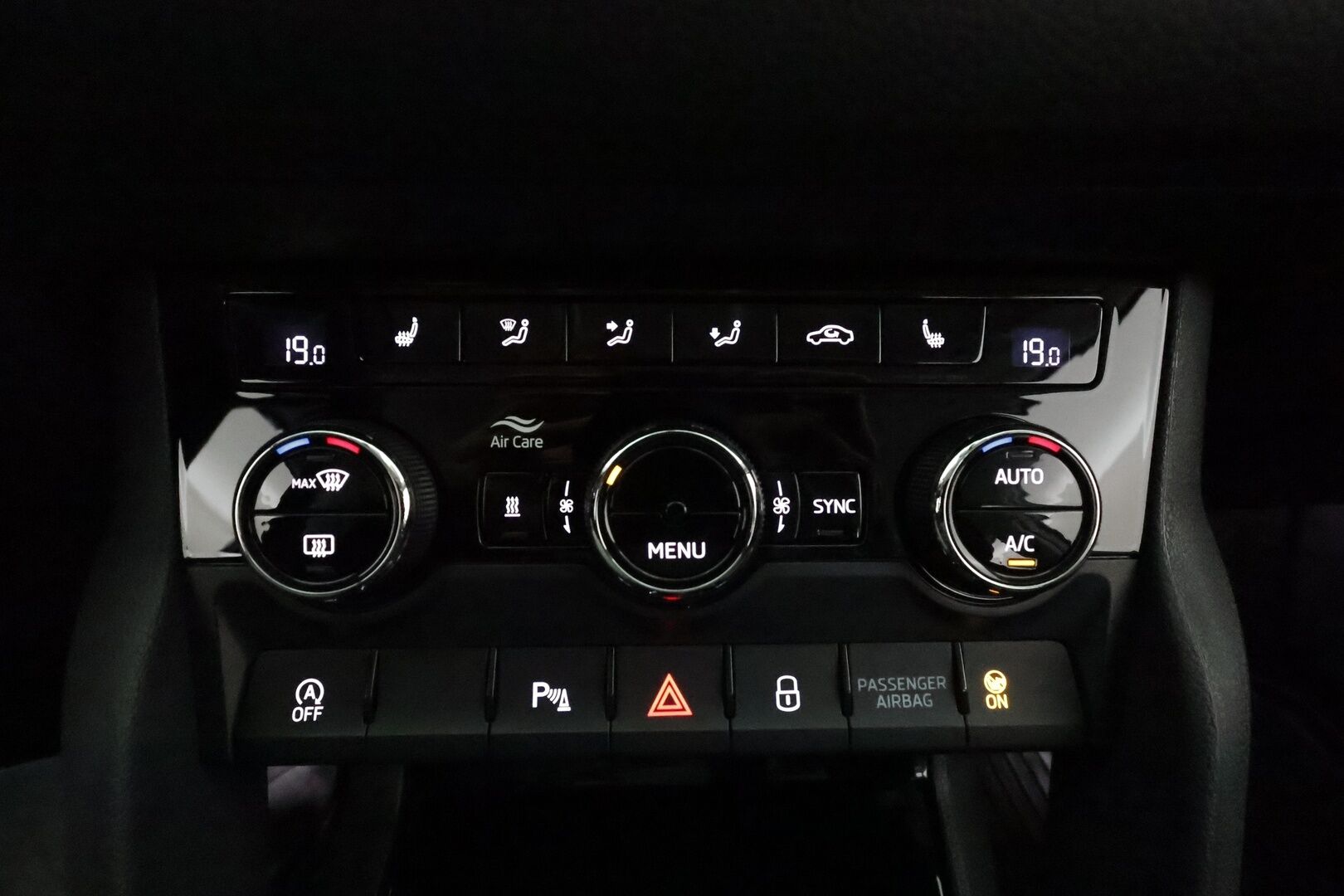 SKODA KODIAQ 2020 2.0 TSI 4x4 BusinessLine *Webasto / Koukku / Canton / ACC / LED-valot / P.kamera / Navi / Keyless* - 3,99 % KORKOTARJOUS TÄHÄN AUTOON - Merkkihuollettu / Kahdet renkaat alumiinivanteilla