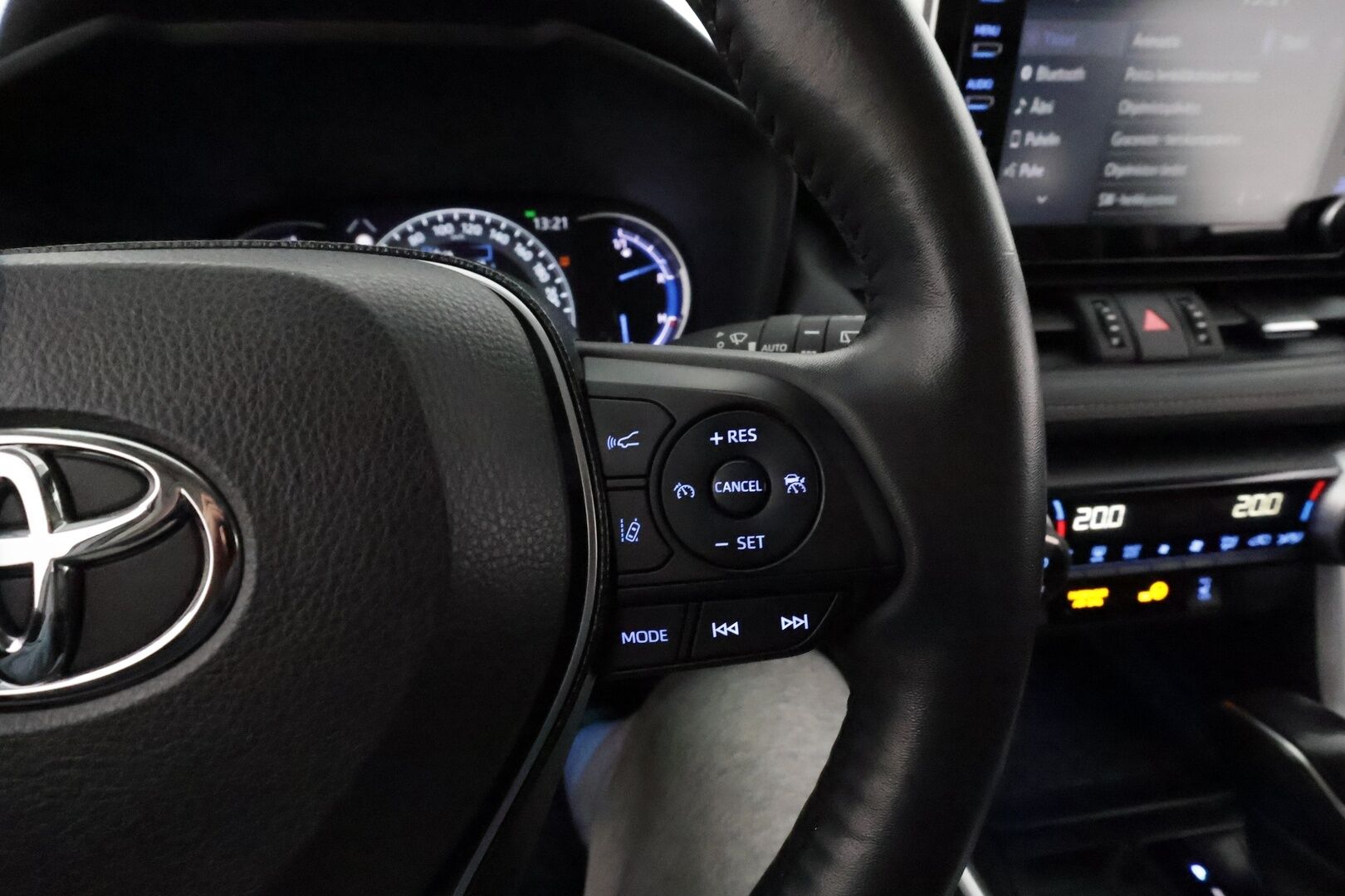 TOYOTA RAV4 2021 Hybrid 2,5 AWD-i Premium **Adapt.vakkari / Koukku / P.kamera / KeylessGo / Ratinlämmitin / Muistipenkki** - Nahkapenkit / Kahdet renkaat aluvanteilla