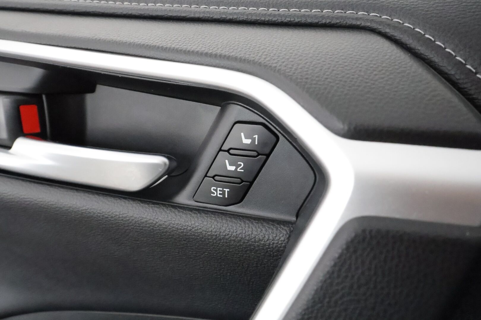 TOYOTA RAV4 2021 Hybrid 2,5 AWD-i Premium **Adapt.vakkari / Koukku / P.kamera / KeylessGo / Ratinlämmitin / Muistipenkki** - Nahkapenkit / Kahdet renkaat aluvanteilla