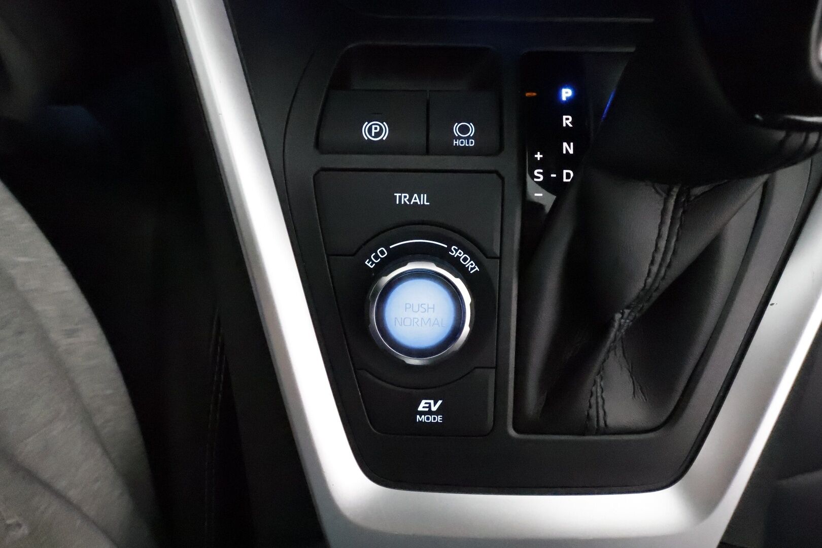 TOYOTA RAV4 2021 Hybrid 2,5 AWD-i Premium **Adapt.vakkari / Koukku / P.kamera / KeylessGo / Ratinlämmitin / Muistipenkki** - Nahkapenkit / Kahdet renkaat aluvanteilla