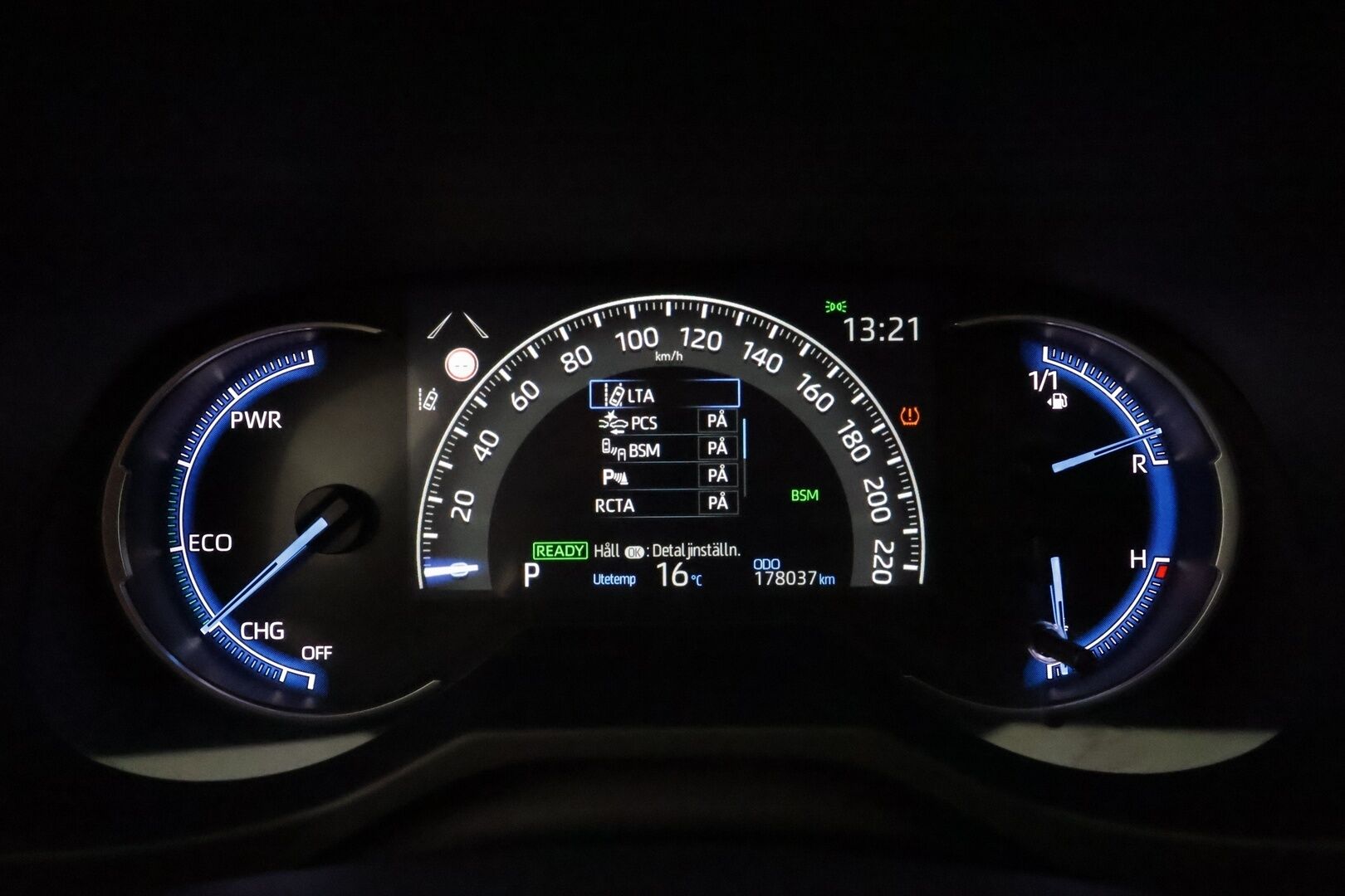TOYOTA RAV4 2021 Hybrid 2,5 AWD-i Premium **Adapt.vakkari / Koukku / P.kamera / KeylessGo / Ratinlämmitin / Muistipenkki** - Nahkapenkit / Kahdet renkaat aluvanteilla
