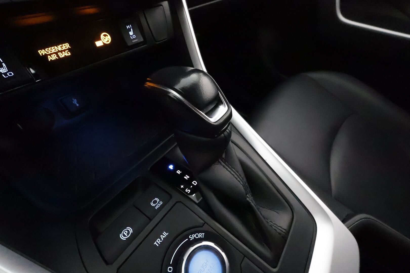 TOYOTA RAV4 2021 Hybrid 2,5 AWD-i Premium **Adapt.vakkari / Koukku / P.kamera / KeylessGo / Ratinlämmitin / Muistipenkki** - Nahkapenkit / Kahdet renkaat aluvanteilla