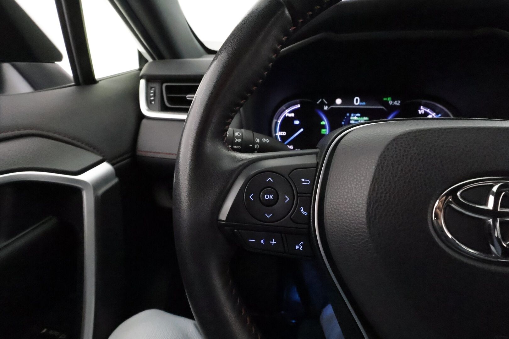TOYOTA RAV4 PLUG-IN 2021 Hybrid 2,5 AWD-i Style *Acc / Sähköpenkki / Koukku / Kamera / Keyless / Sähköluukku / Puolinahat* - 3,99 % KORKOTARJOUS TÄHÄN AUTOON 31.8. ASTI! - Kahdet renkaat alumiinivanteilla / Alv-vähennyskelpoinen / Molemmat laturit