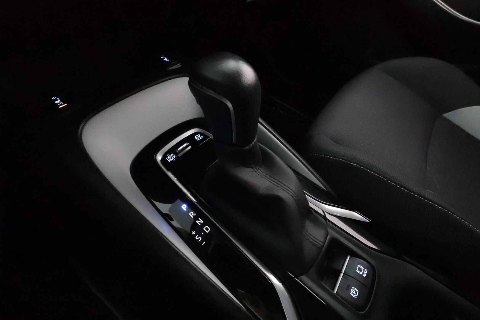 TOYOTA COROLLA 2022 2.0 TS Hybrid Business Edition **Adapt.vakkari / Koukku / P.kamera / Navi / Ratinlämmitin / LED** - Merkkihuollettu / Kahdet renkaat aluvanteilla 