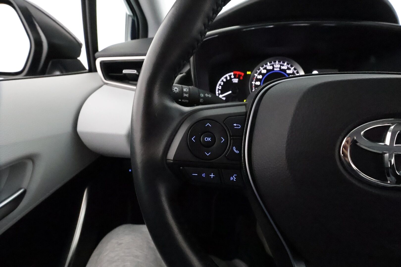 TOYOTA COROLLA 2022 2.0 TS Hybrid Business Edition **Adapt.vakkari / Koukku / P.kamera / Navi / Ratinlämmitin / LED** - Merkkihuollettu / Kahdet renkaat aluvanteilla 