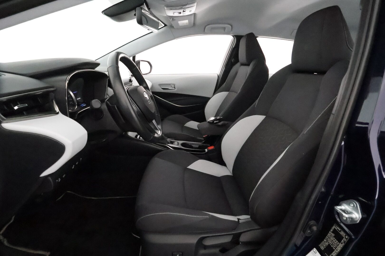 TOYOTA COROLLA 2022 2.0 TS Hybrid Business Edition **Adapt.vakkari / Koukku / P.kamera / Navi / Ratinlämmitin / LED** - Merkkihuollettu / Kahdet renkaat aluvanteilla 
